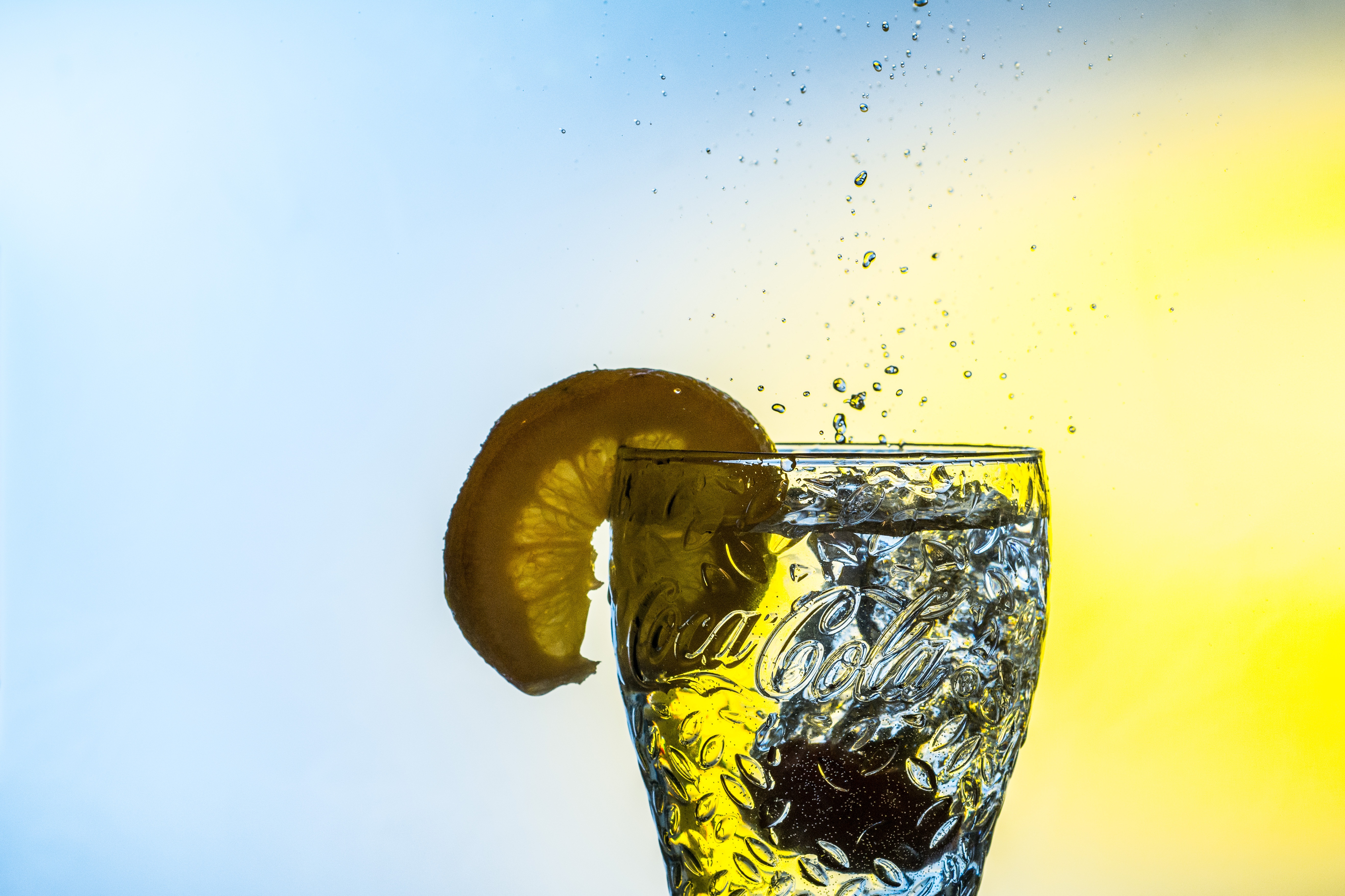 Бесплатное фото Напиток с лимоном в кружке Coca Cola