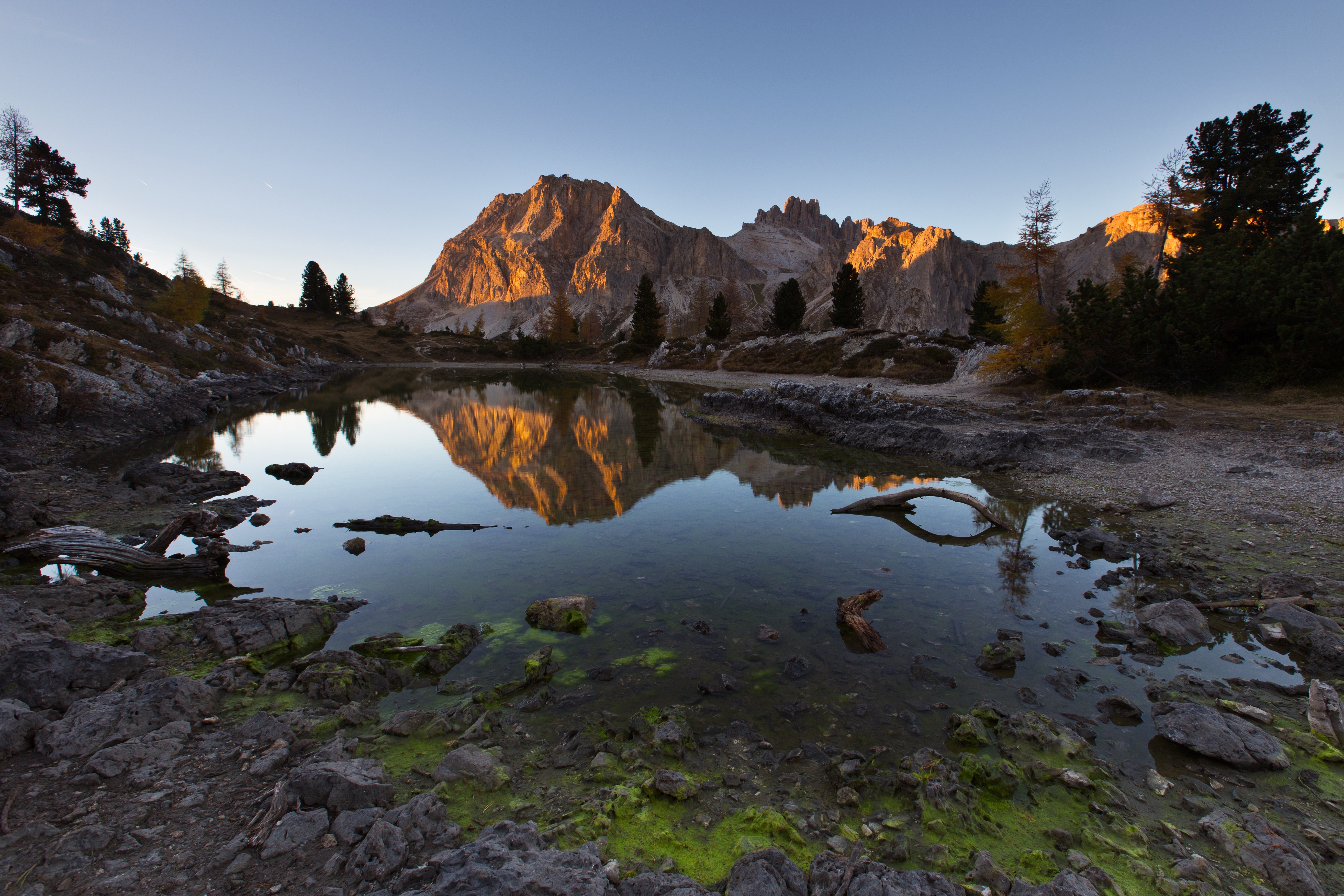 Free photo Reflection in the water of a mountain range