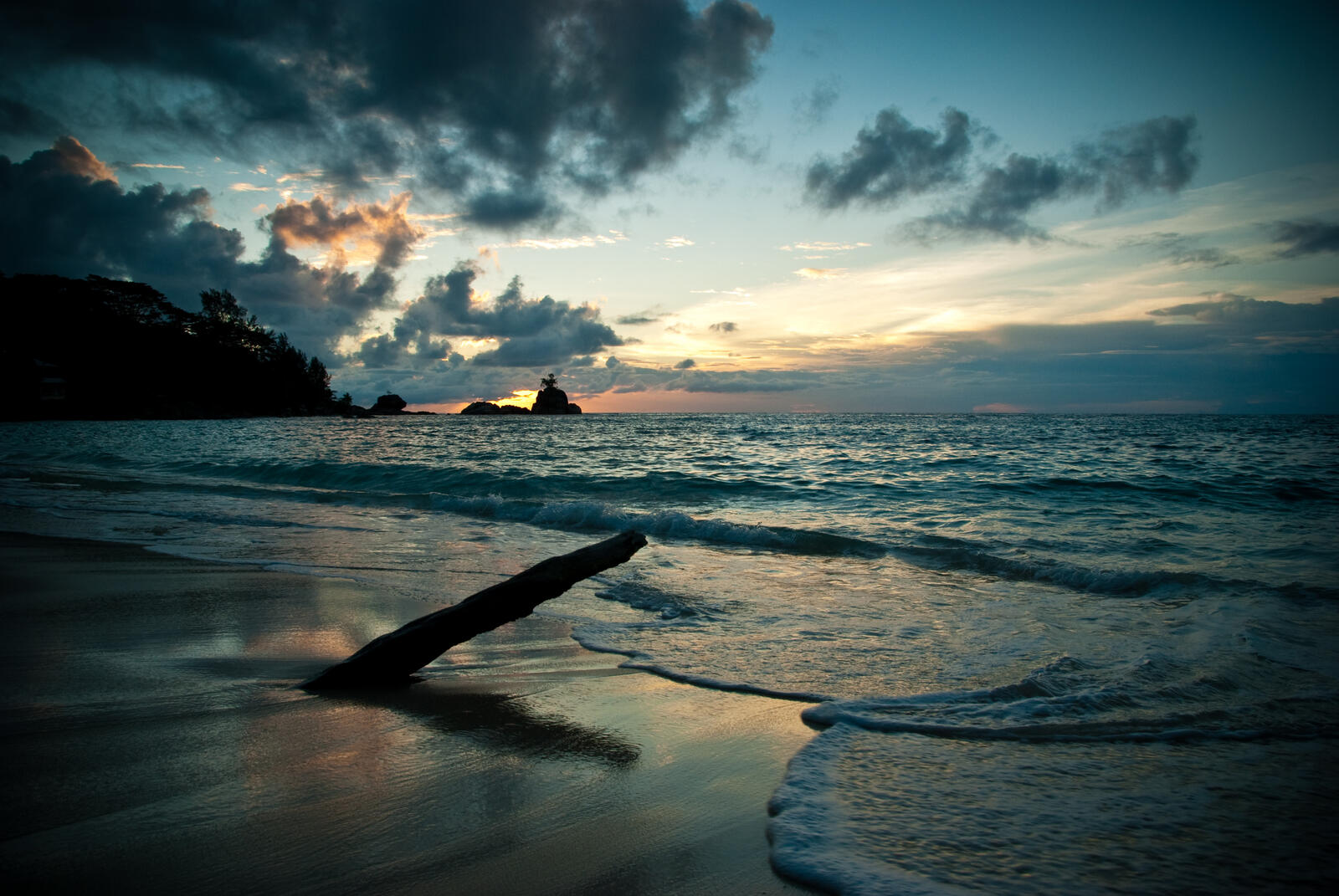 Бесплатное фото Маленькие волны на берегу моря на закате