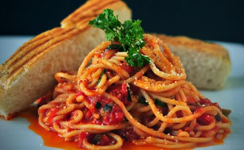 Спагетти в соусе с хлебом