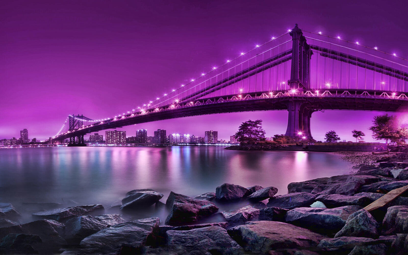 Большой подвесной мост во время фиолетовых сумерек