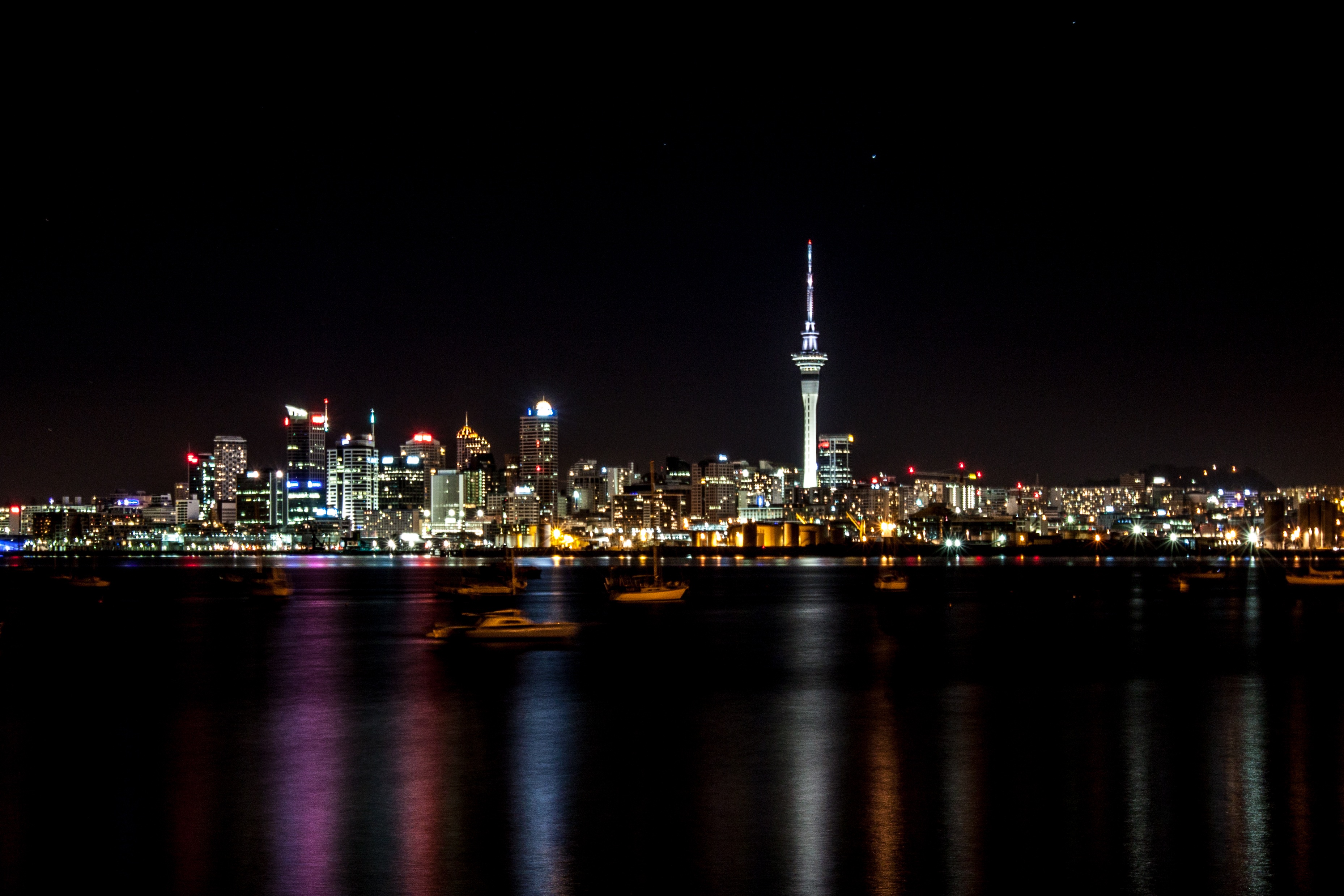 Бесплатное фото Ночной город в Новой Зеландии отражается в воде