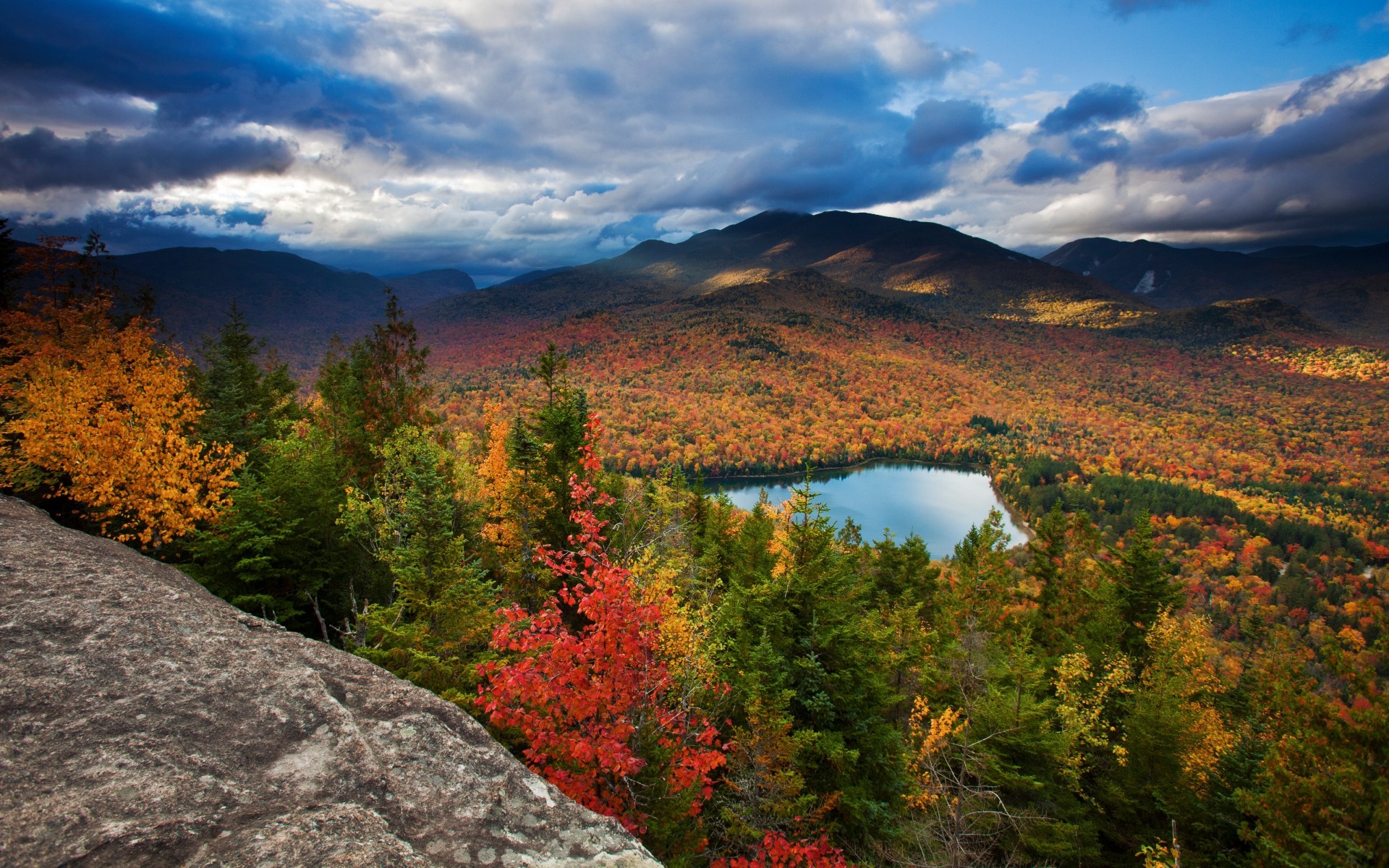 免费照片一幅秋林深处的湖景图