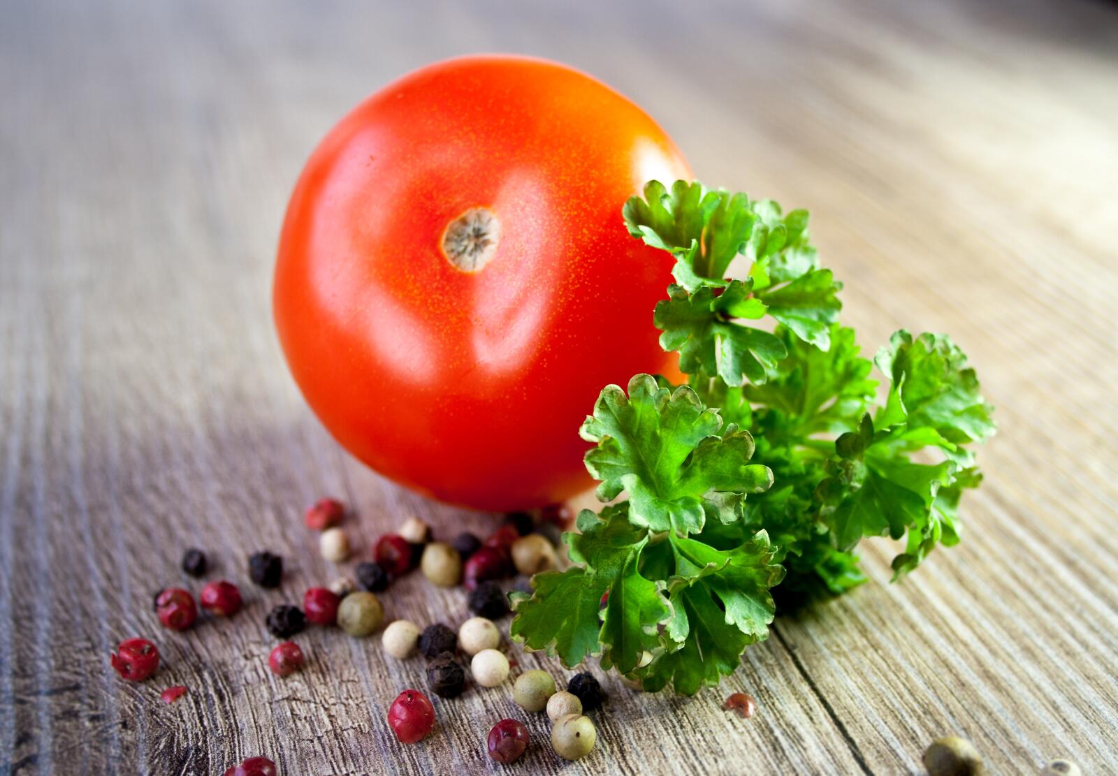 Free photo Tomato with herbs and spices