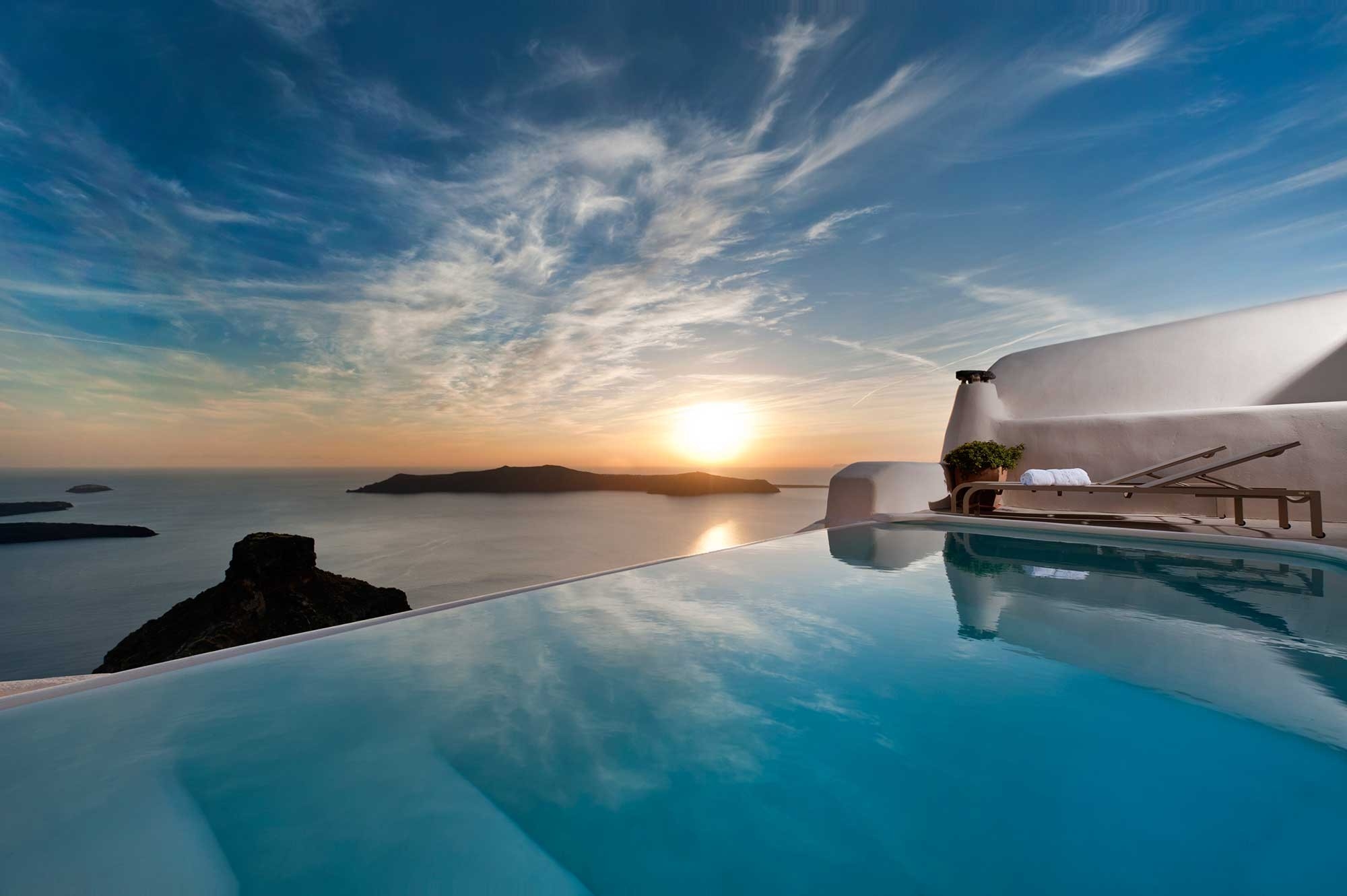Free photo Swimming pool in an oceanfront villa