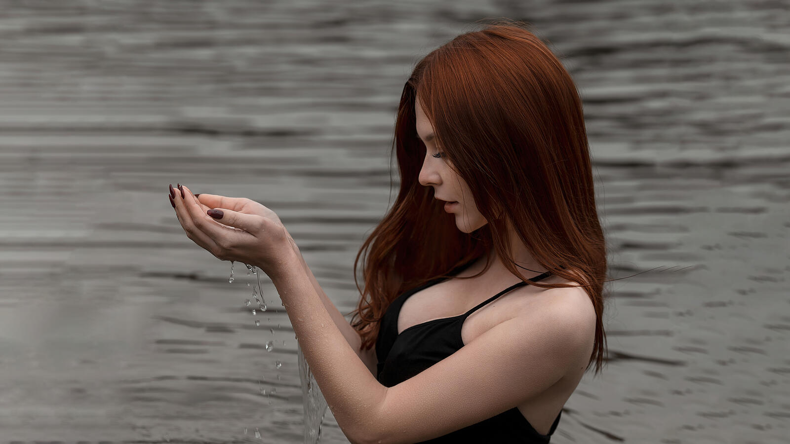 Free photo Dark-haired Anna Telysheva stands in the river
