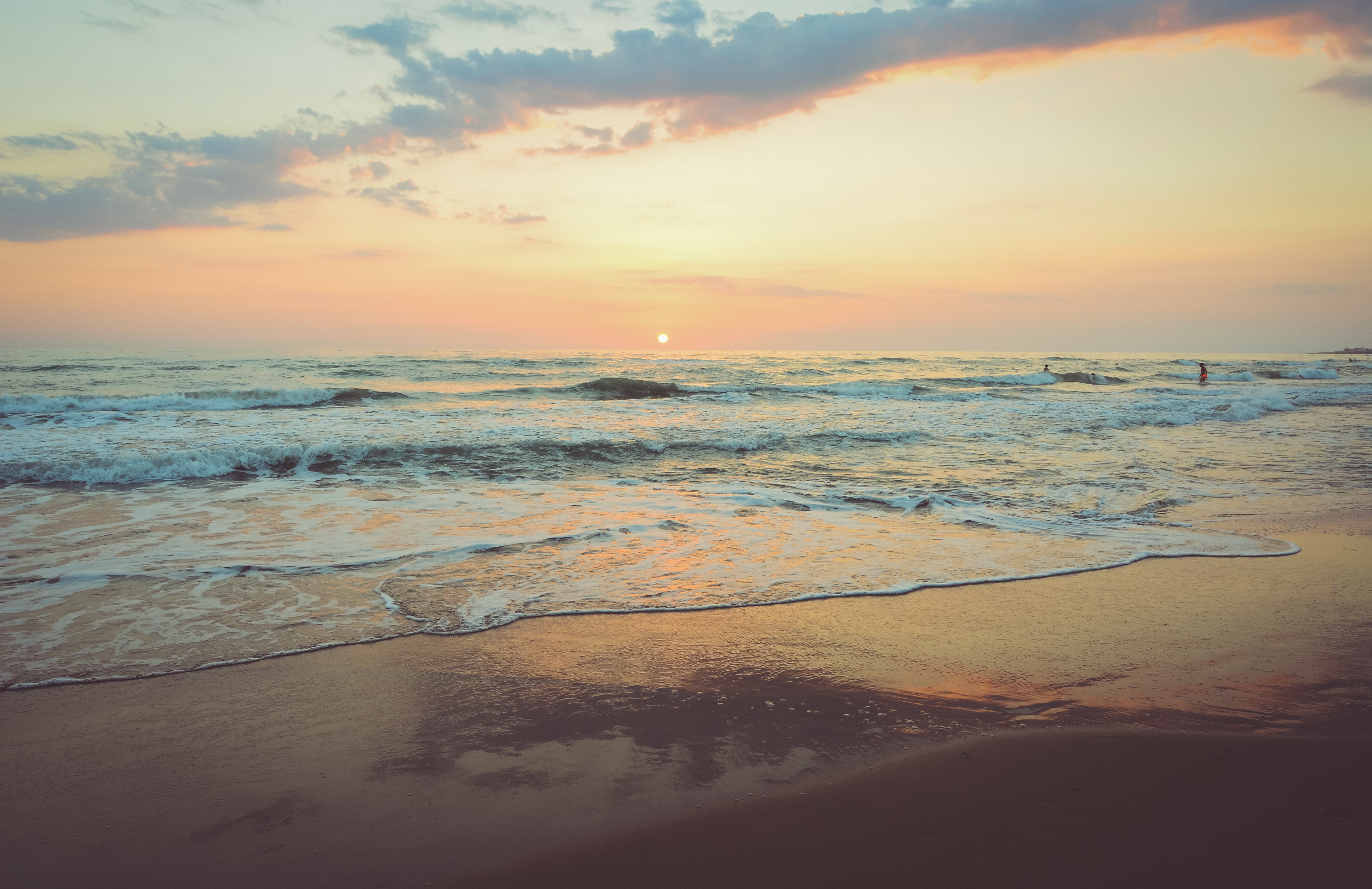 Ранний восход солнца на берегу моря