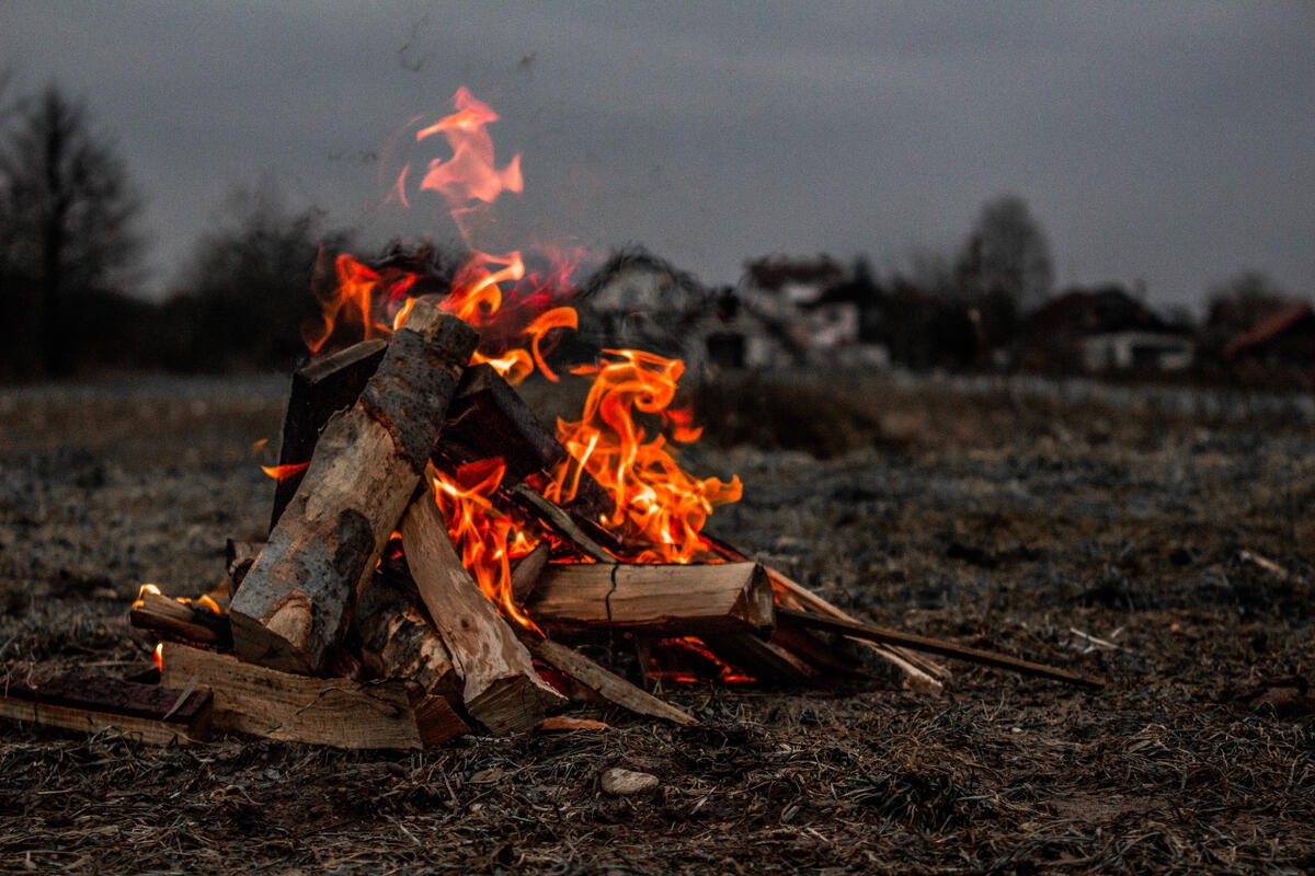一堆干柴的篝火