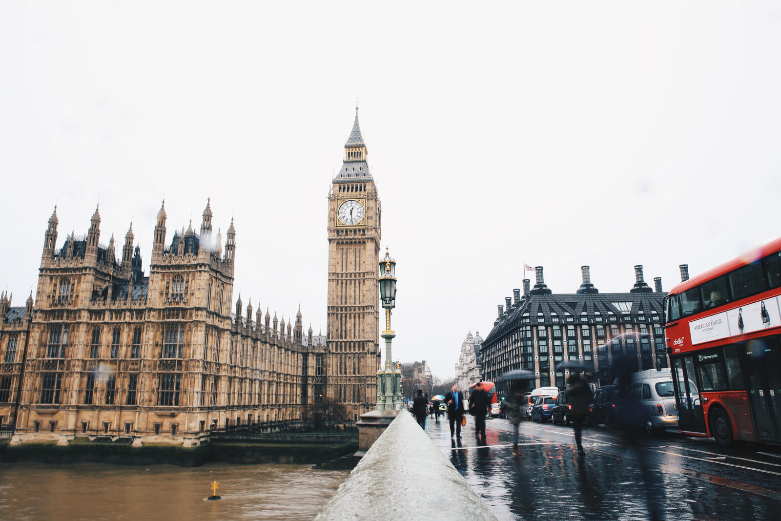Бесплатное фото Прогулка по дождливому Лондону