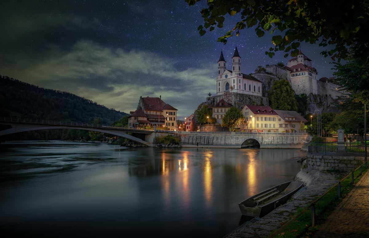 Замок Аарбург у реки в Швейцарии