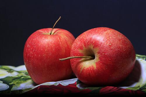 Два красных яблочка