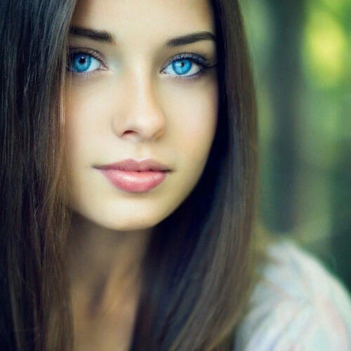 蓝眼睛的美丽女孩