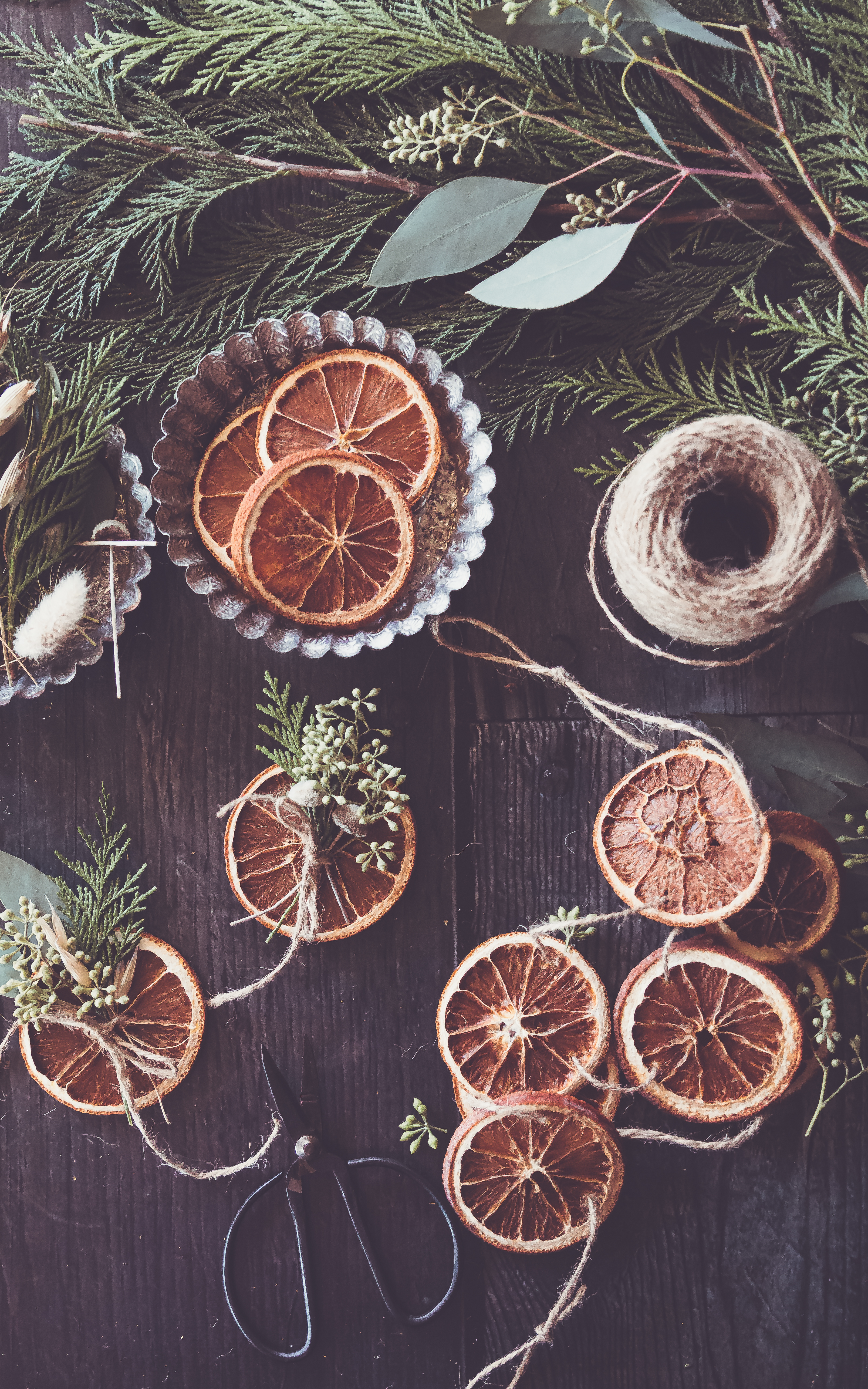 Free photo Decorating with old dried oranges