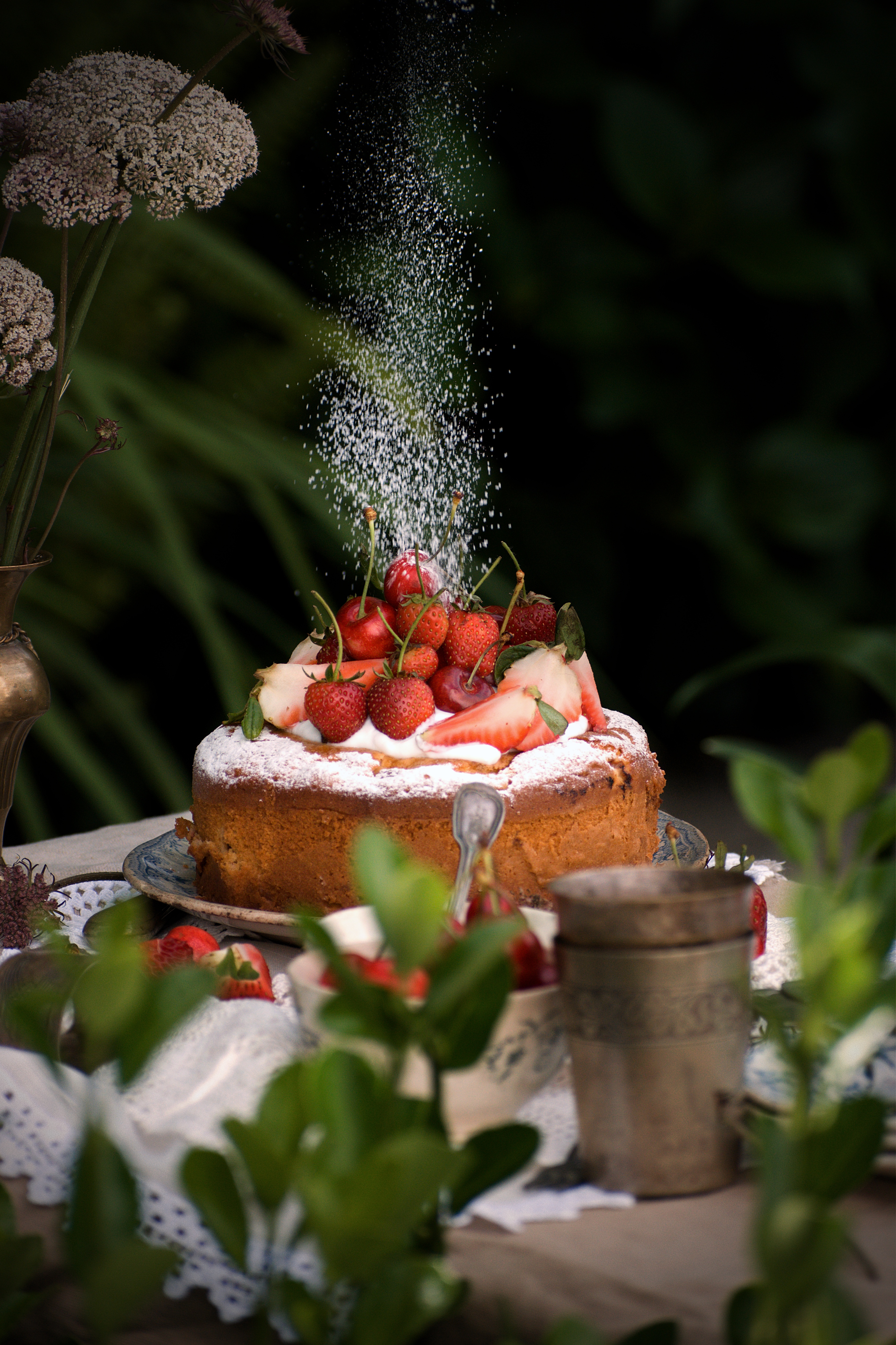 免费照片用草莓和樱桃装饰的蛋糕