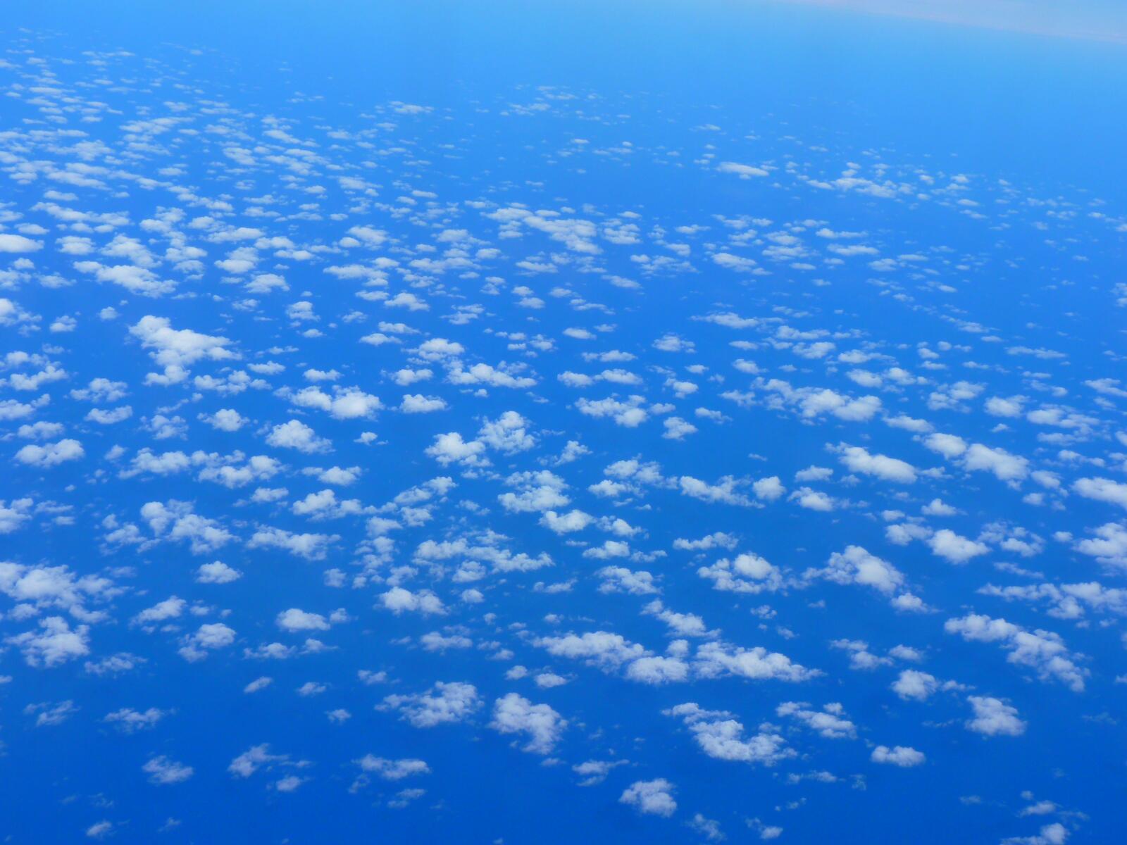 免费照片从飞机上透过云层俯瞰大海