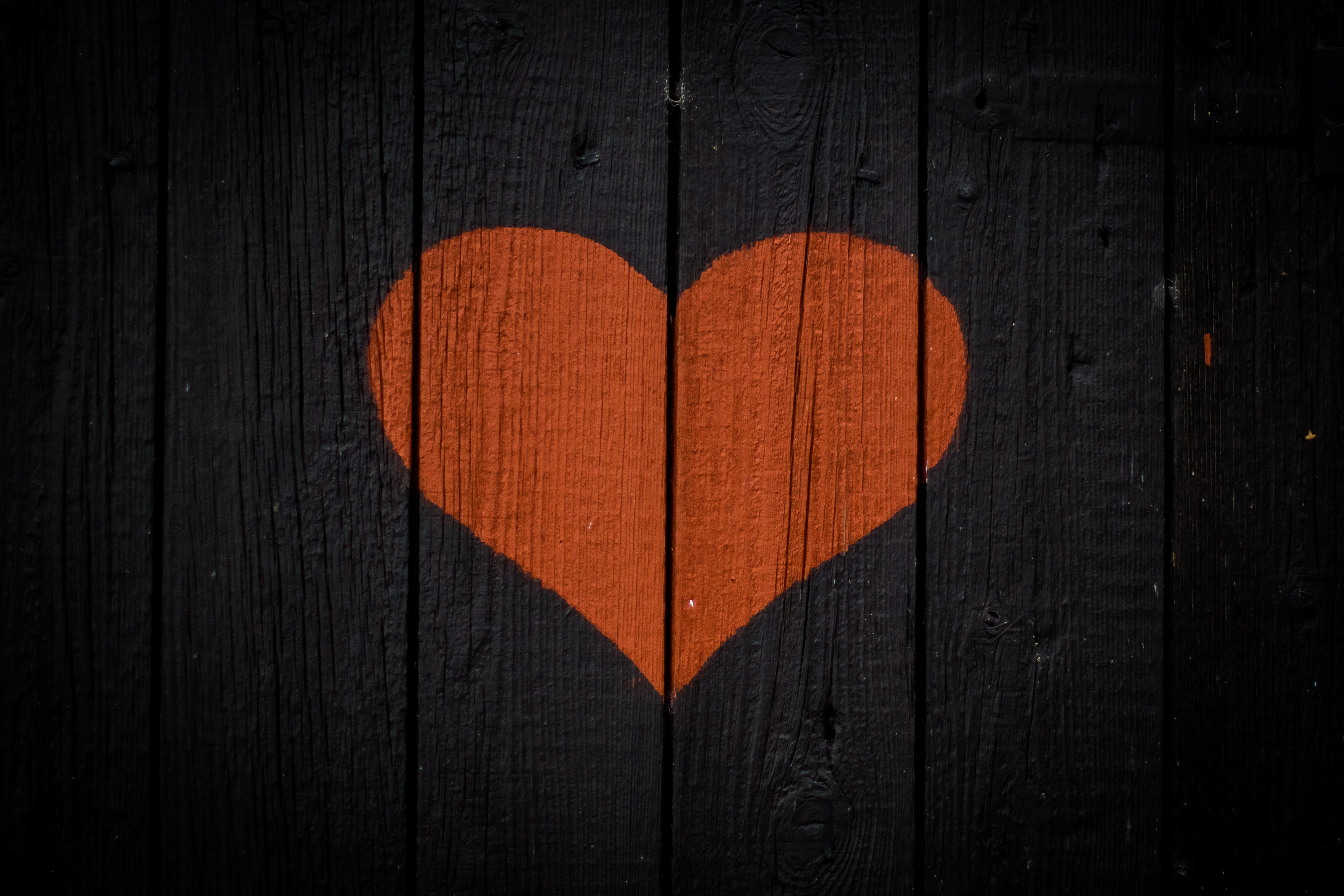 Бесплатное фото Изображение с нарисованным красным сердечком на черных досках