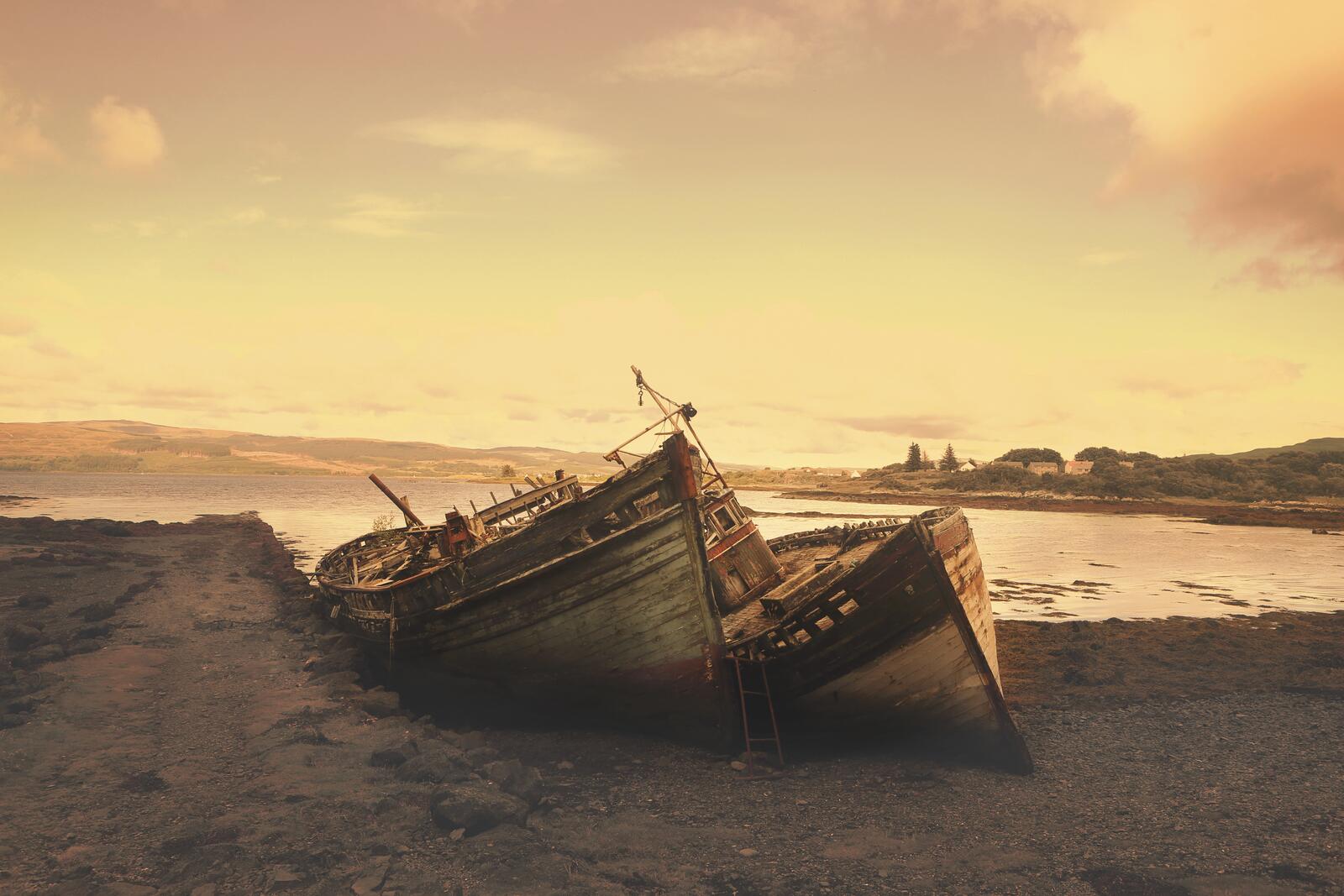 Бесплатное фото Две разбитые лодки стоят на берегу