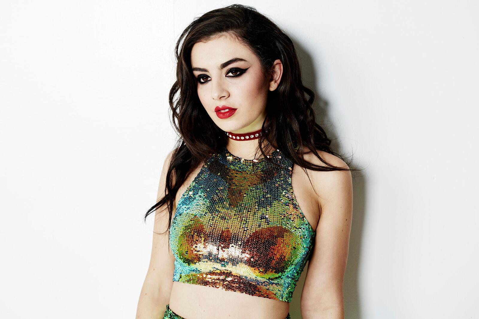 Free photo Black-haired Charli Xcx in a short sequined top