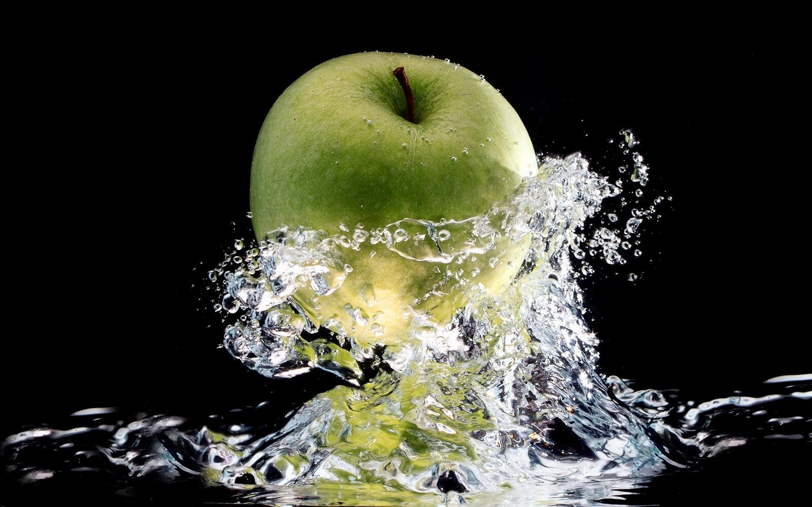 Бесплатное фото Зеленое яблоко в воде