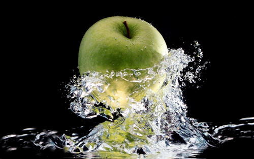 Зеленое яблоко в воде