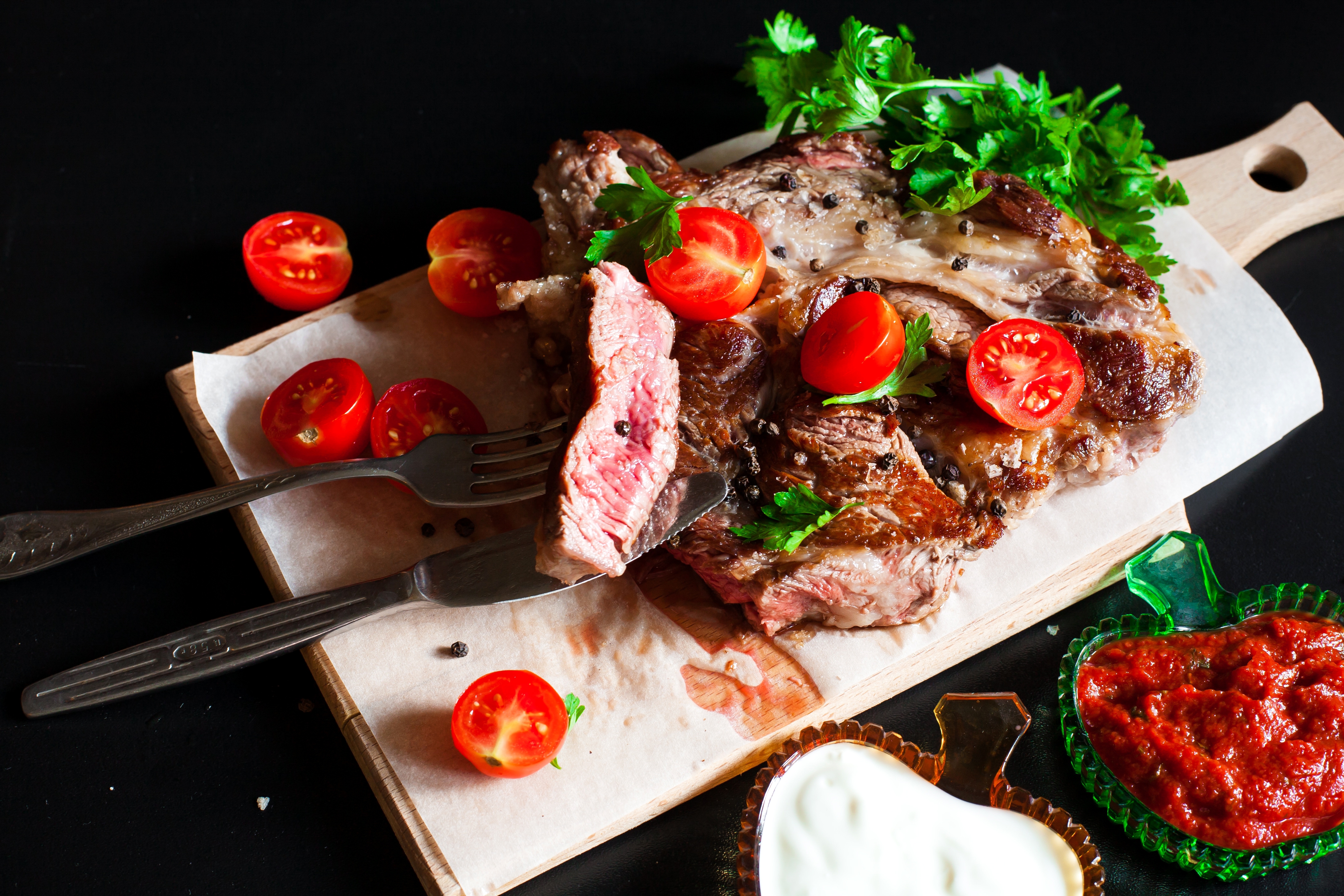 Free photo Juicy meat steak with tomato slices