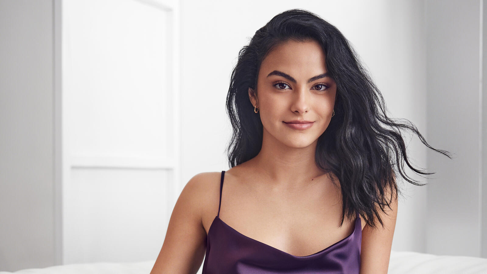 Free photo Brunette Camila Mendes in a tank top.