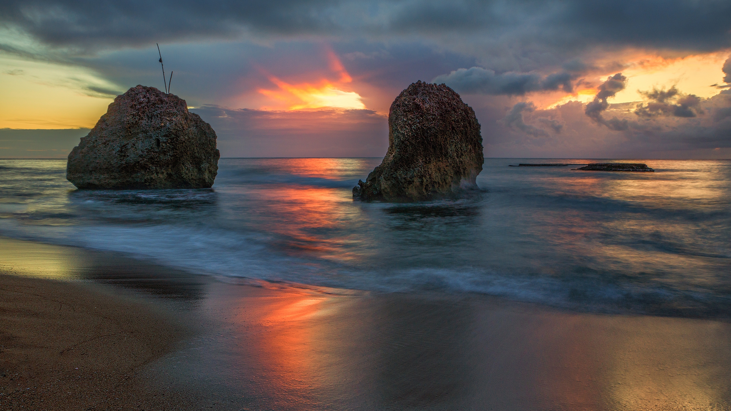 Бесплатное фото Морской горизонт со скалами в воде