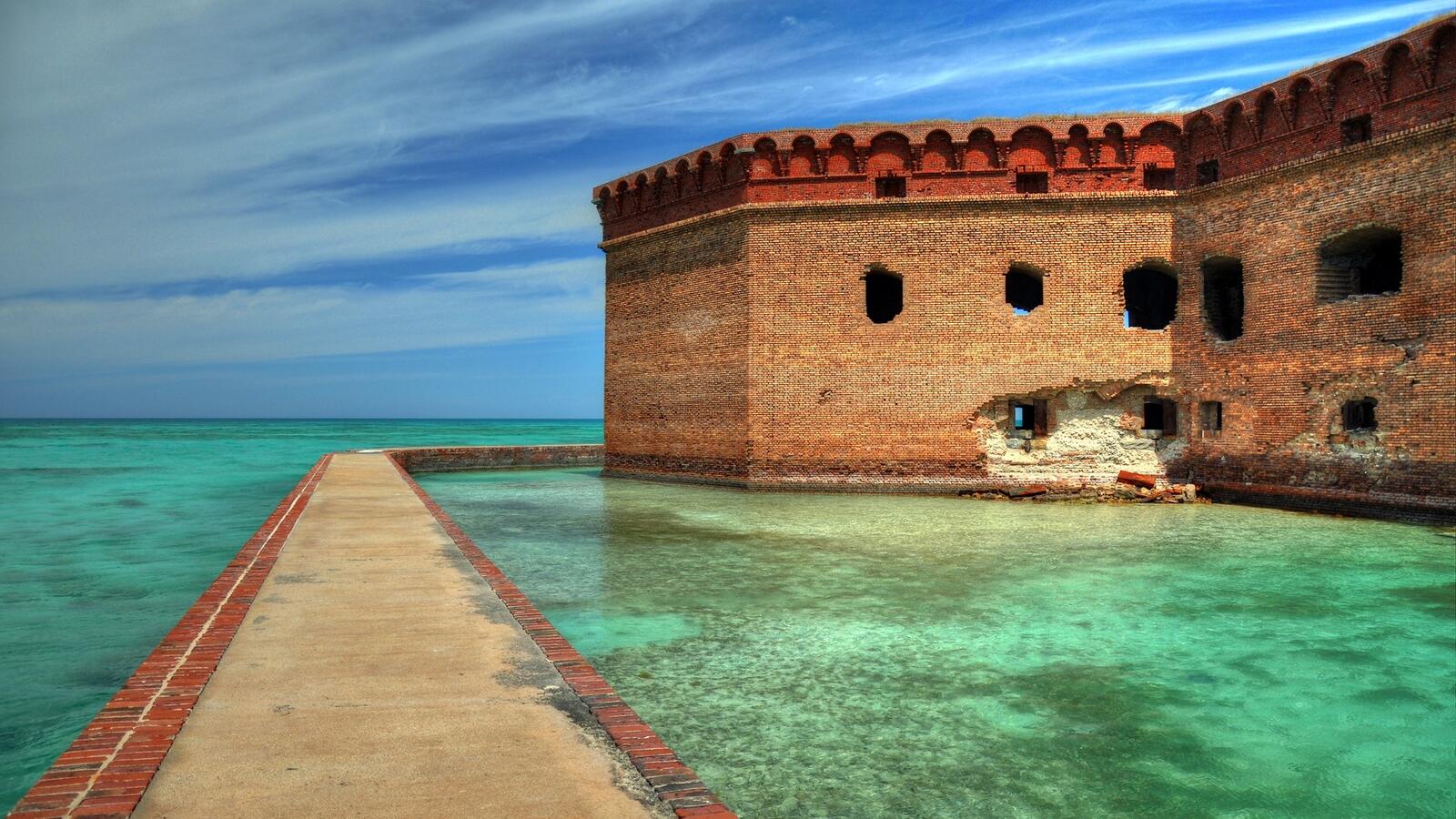 Бесплатное фото Историческое здание во Флориде на берегу моря