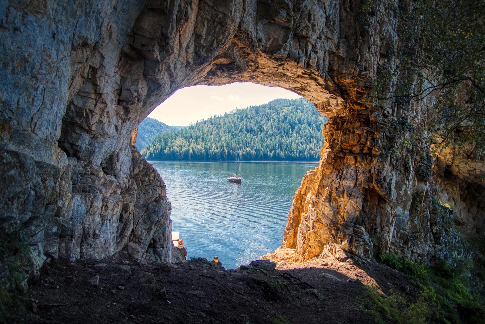 Free photo View of the Yenisei through a hole in the rock