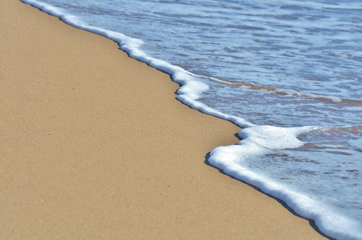 Маленькая морская волна на песке