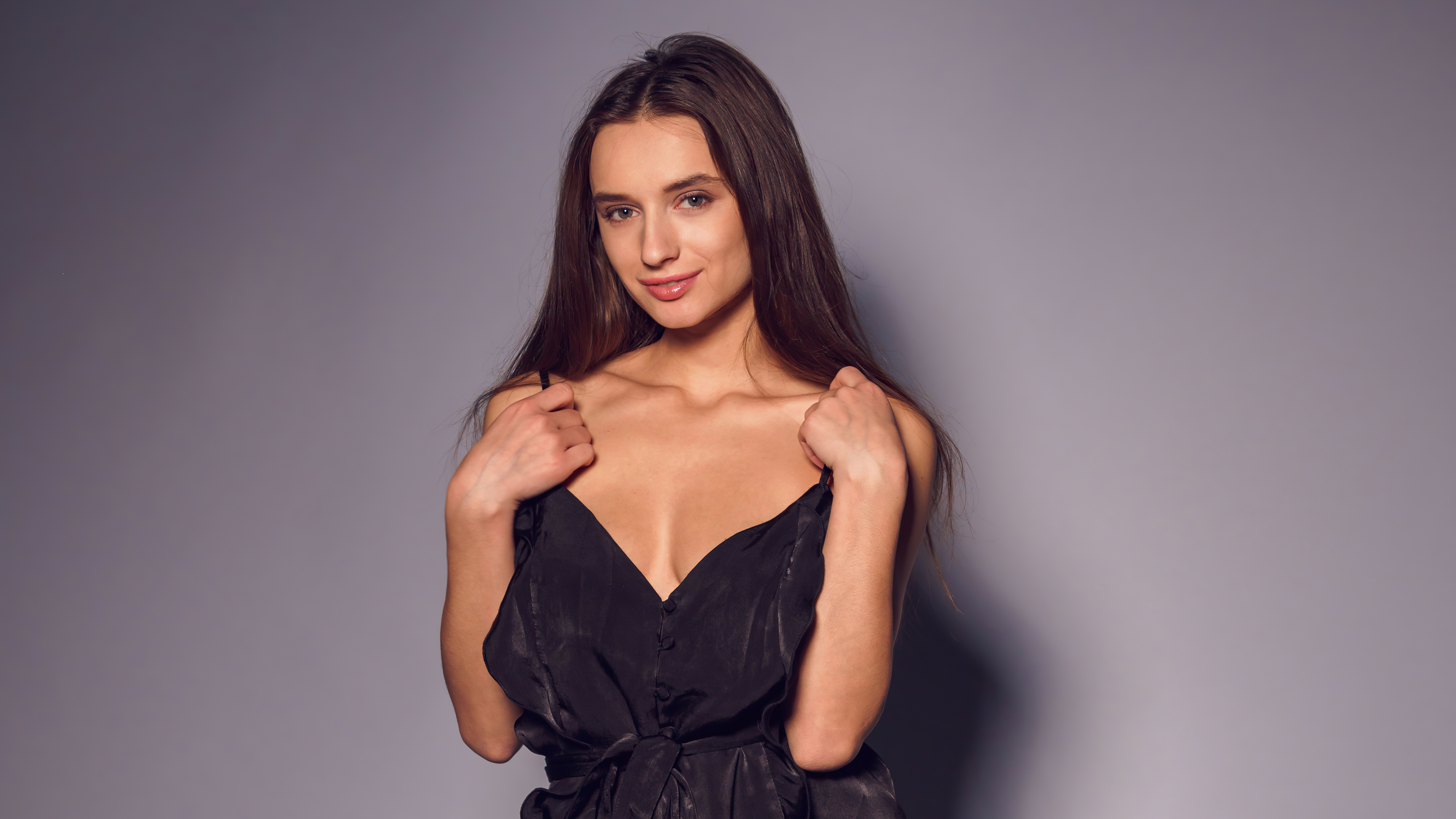Free photo Portrait of a brown-haired woman in a black dress