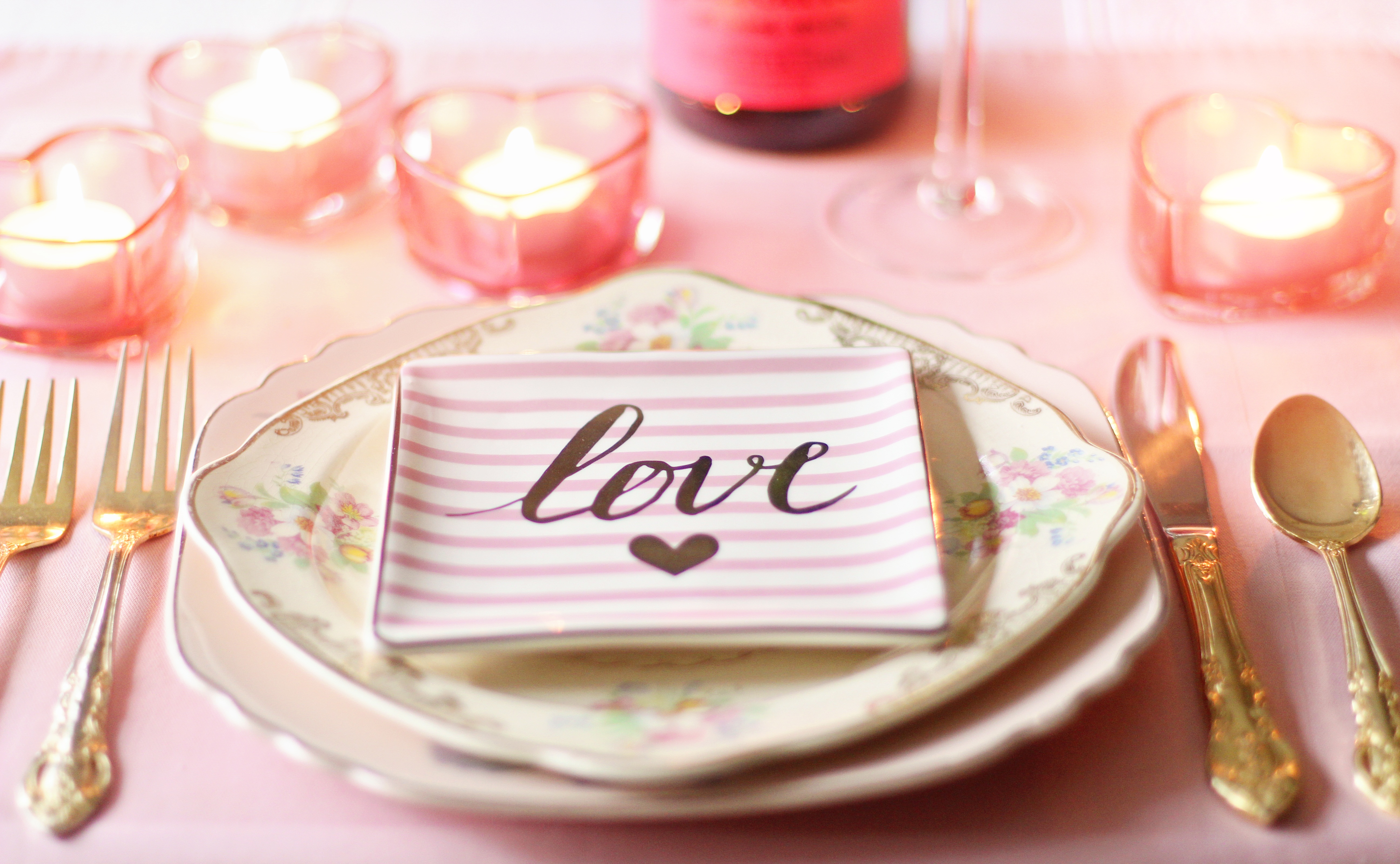 Free photo A table set for lovers