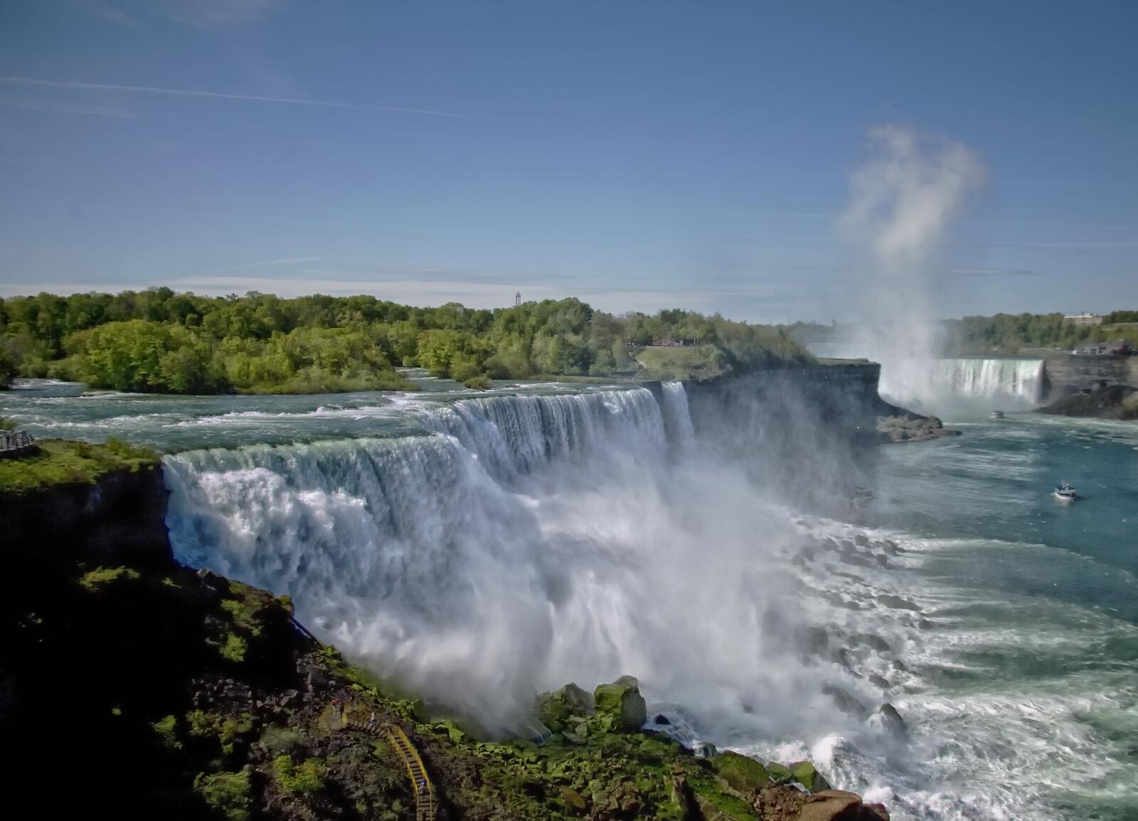 Бесплатное фото Пейзаж с широким водопадом