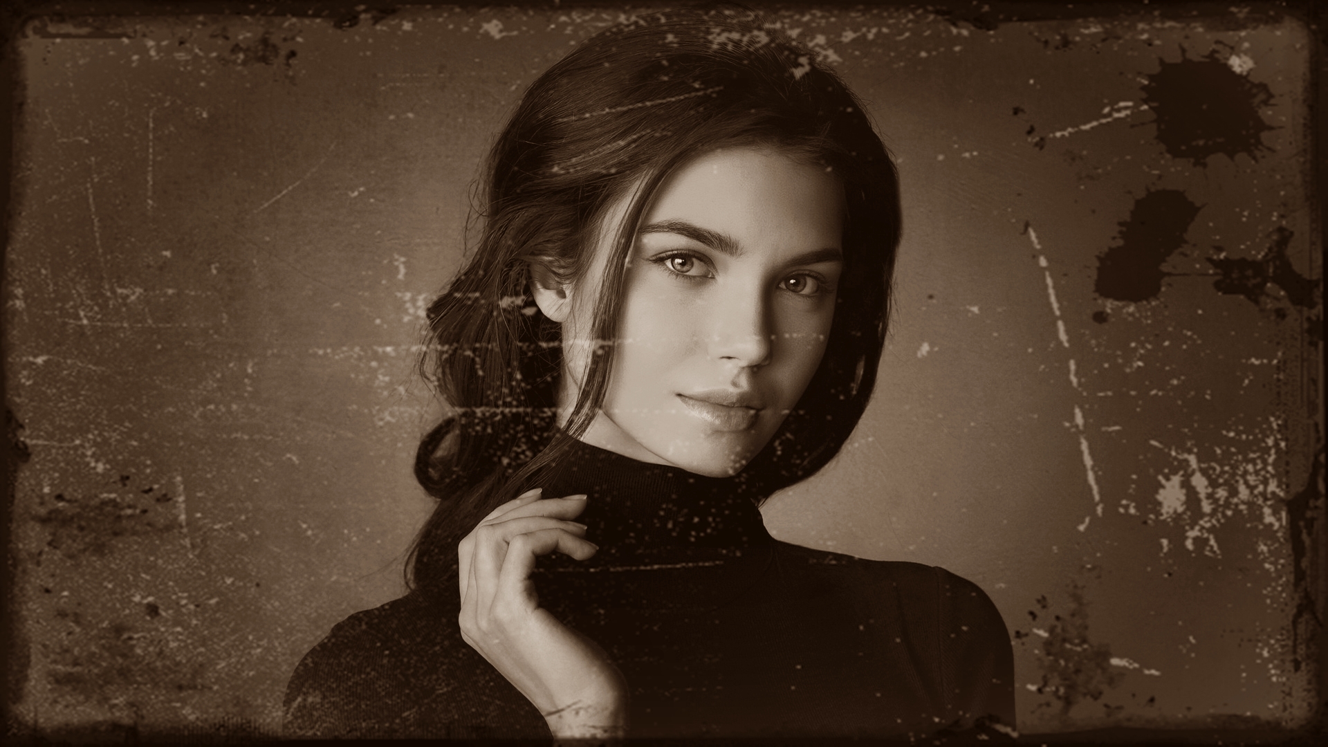 Портрет девушки в черном свитере на сером фоне старое фото