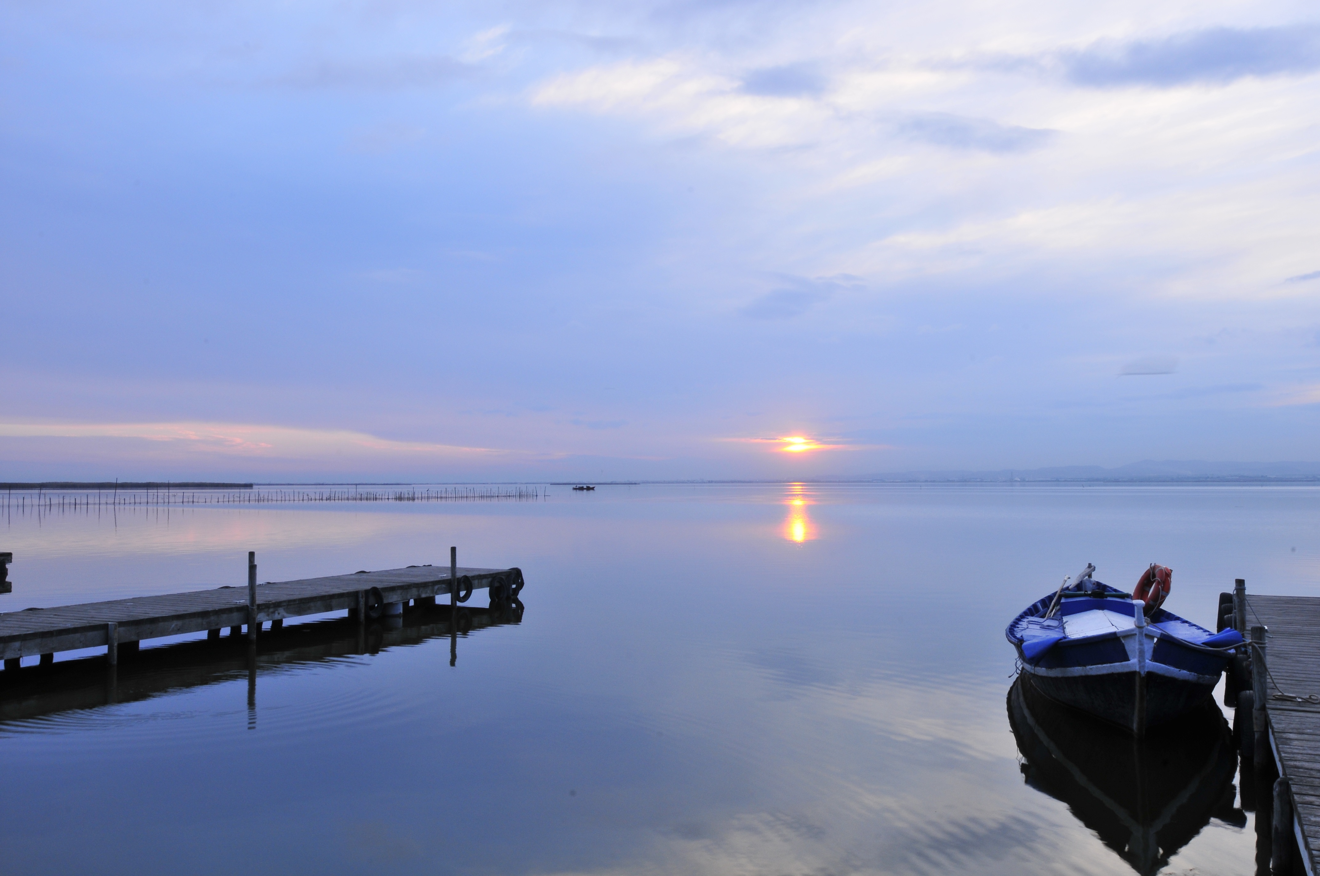 码头湖上的日出与木船