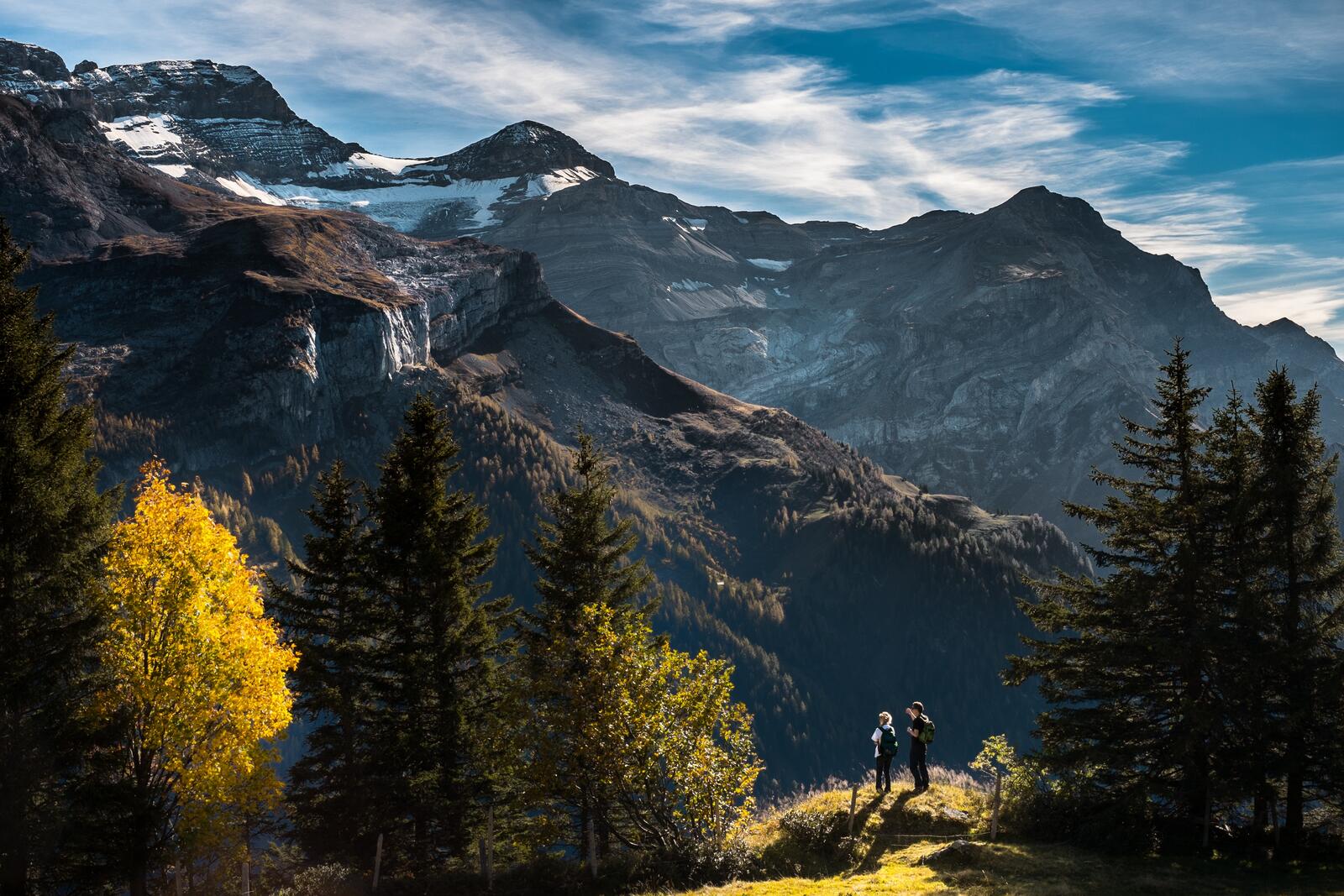 Бесплатное фото Дети стоят у обрыва горы осенним днем