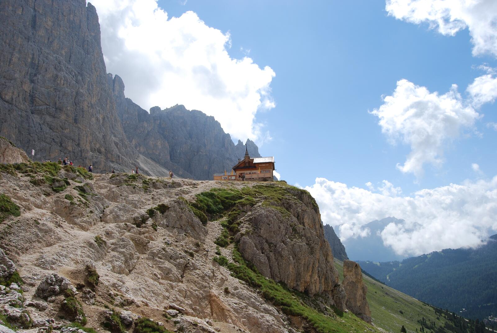 Бесплатное фото Одинокий дом в горах на обрыве