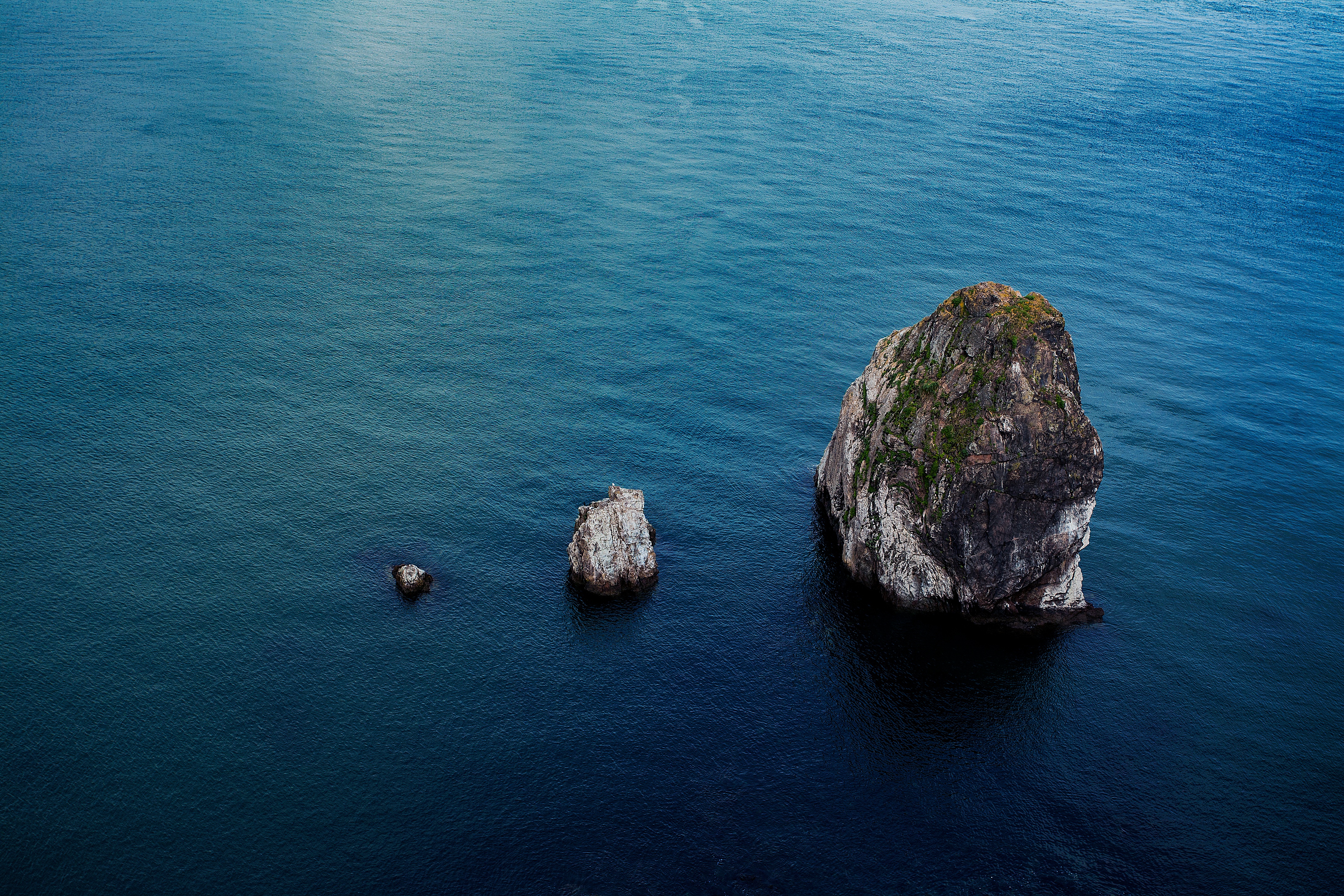 免费照片大海深处的一块岩石