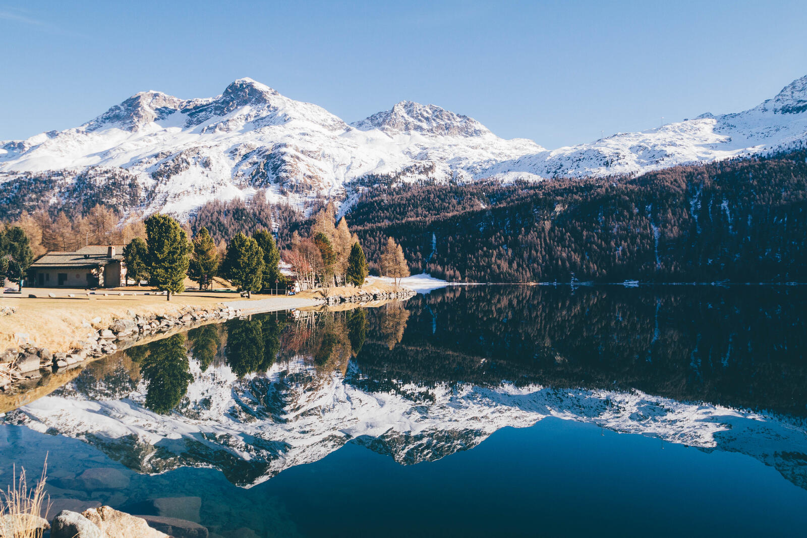 Бесплатное фото Отражение снежной горы на озере
