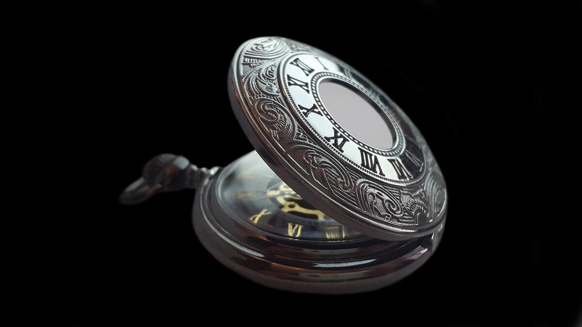Старинные антикварные часы с гравировкой