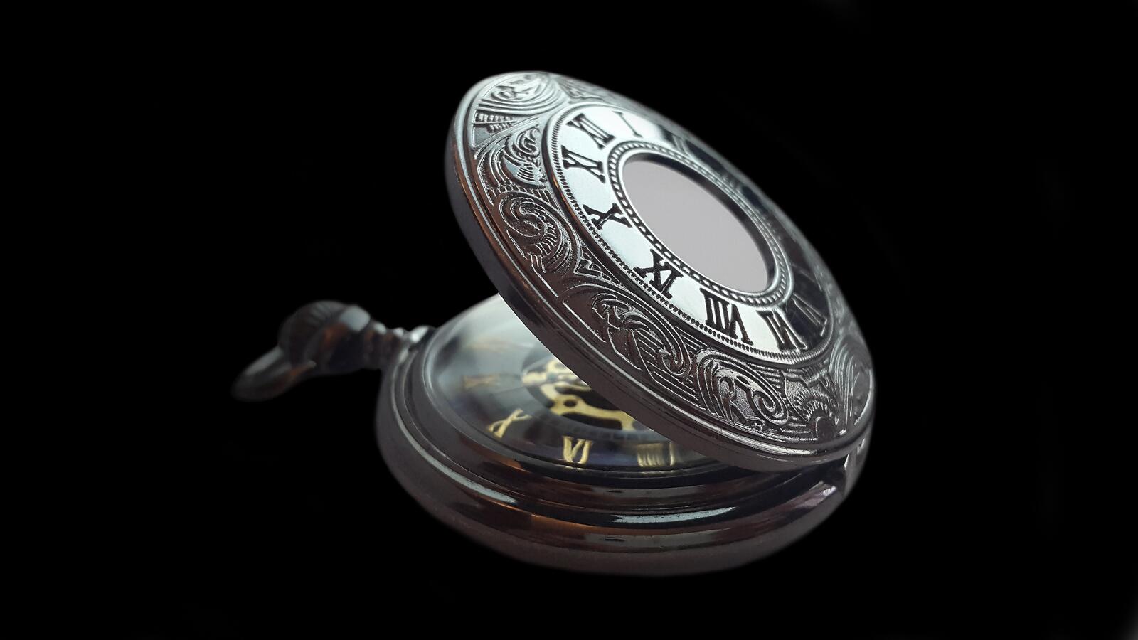 Бесплатное фото Старинные антикварные часы с гравировкой