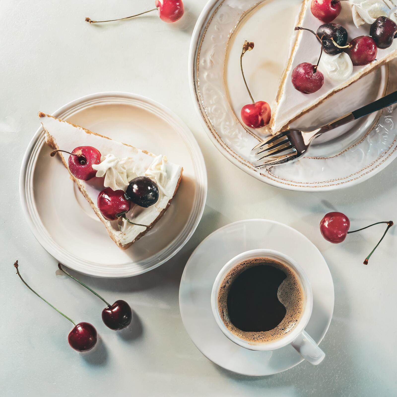 Бесплатное фото Чашка кофе капучино рядом с тарелкой с кусочком торта со сливками