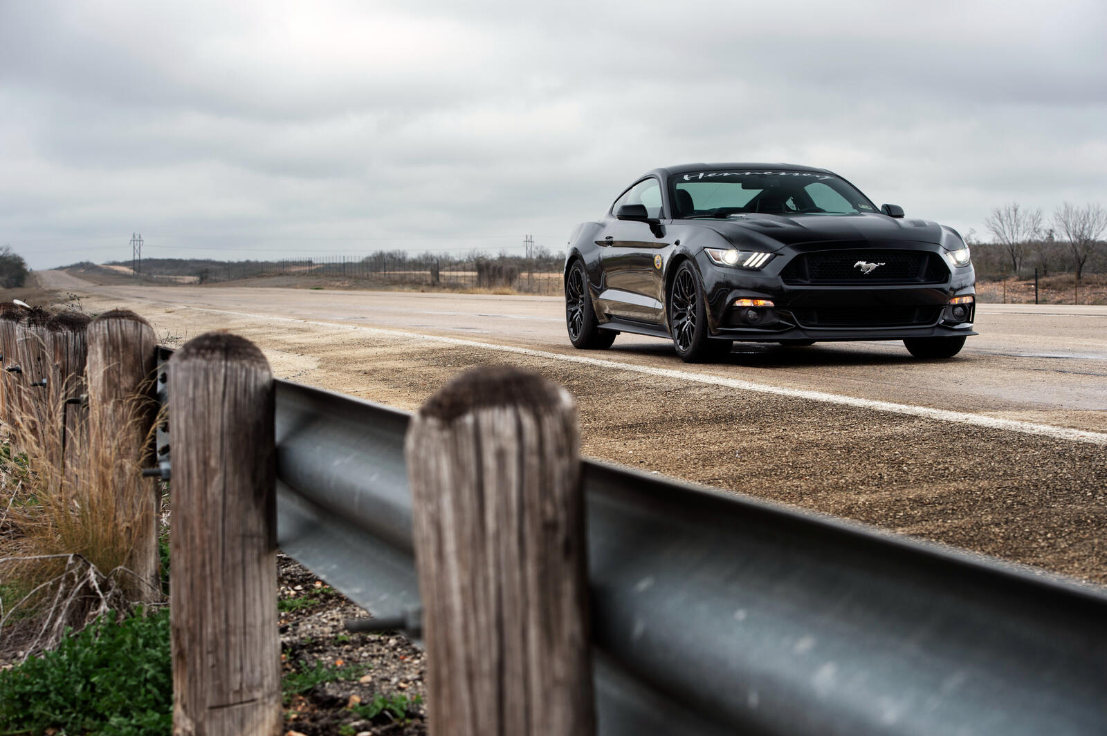 Free photo Picture of a black ford mustang gt.