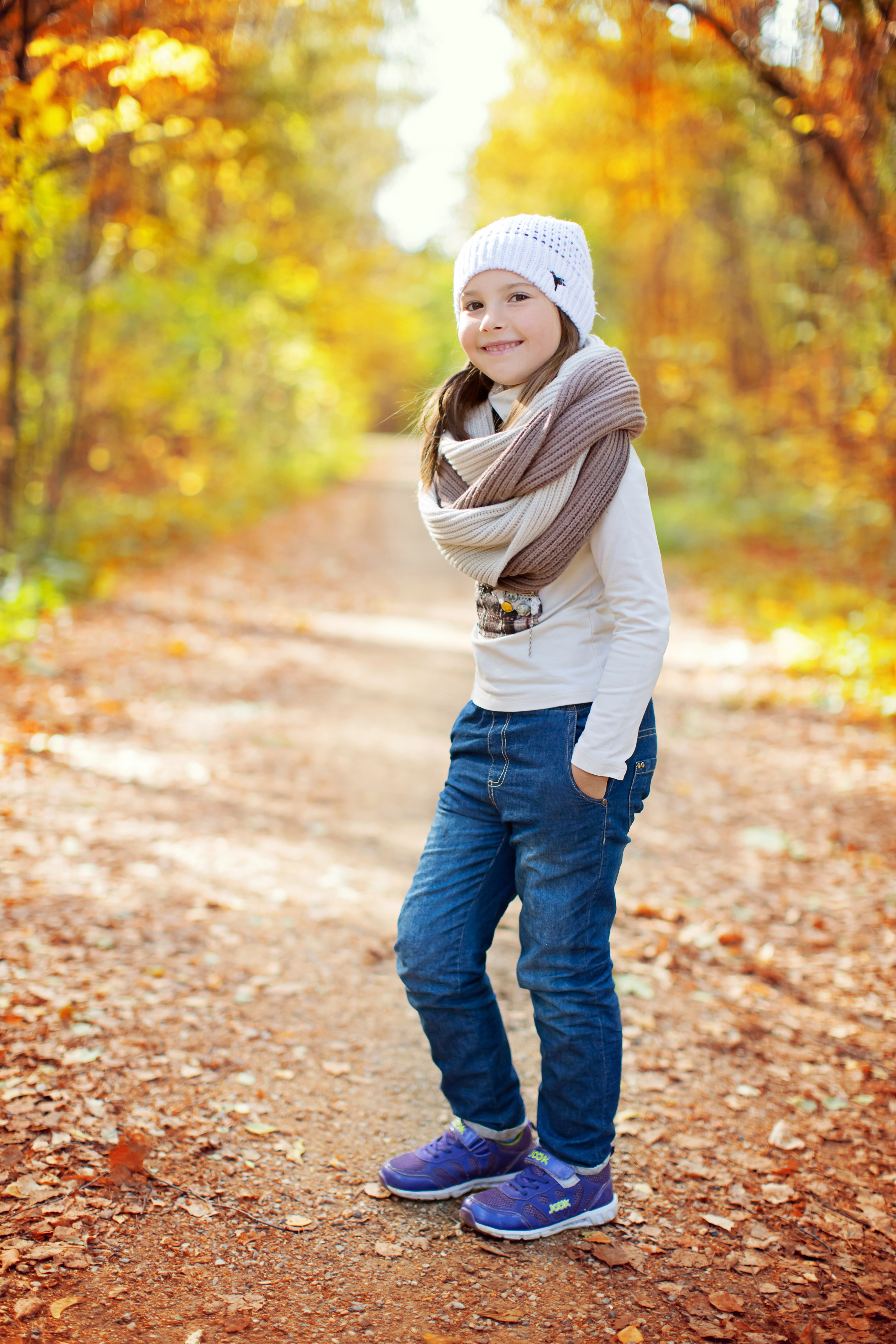 Красивая девочка, в шарфе и белой шапке, в осеннем лесу, фото