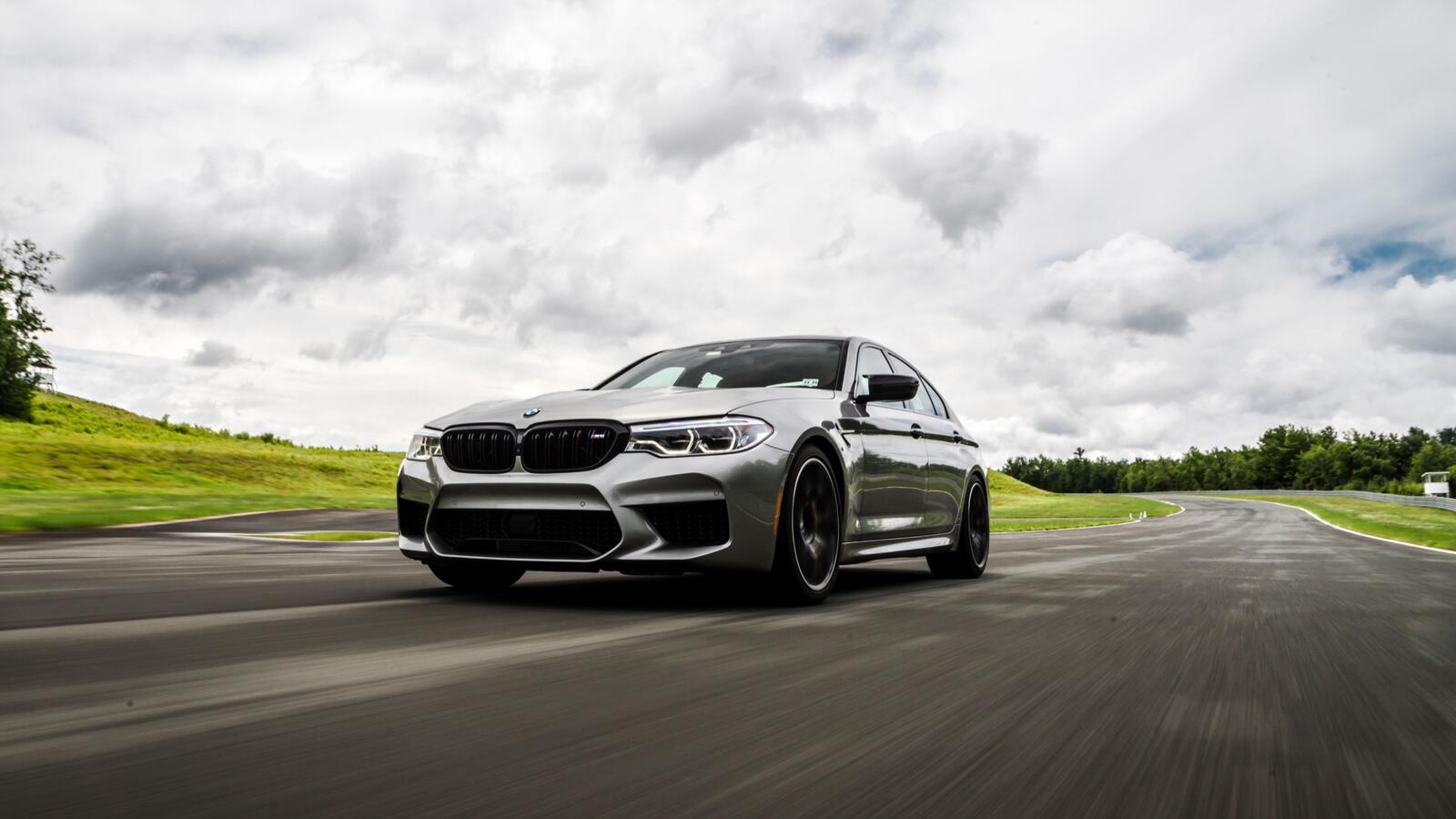 Free photo Gray BMW M5 F90 in motion