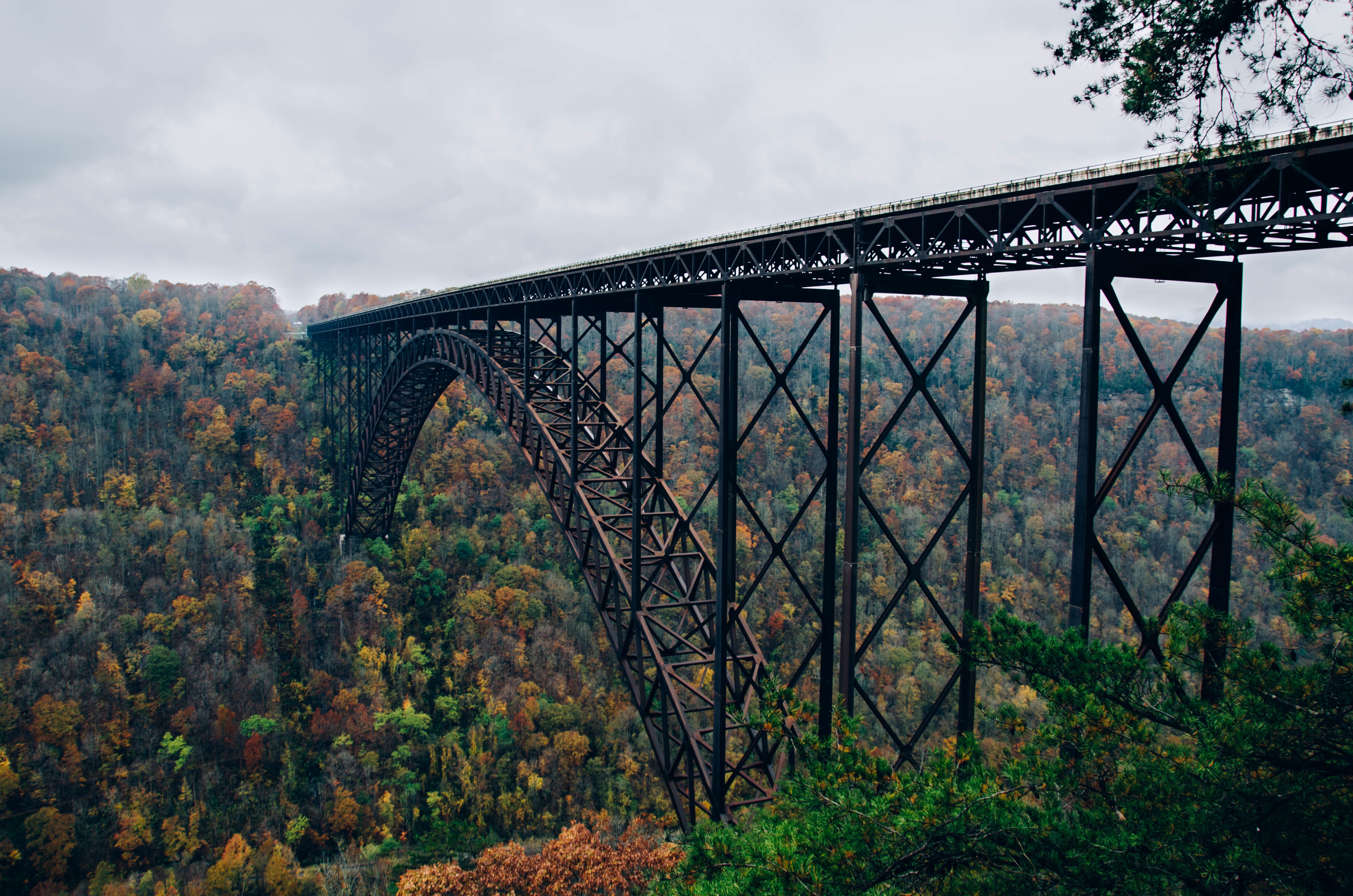 免费照片秋日多云的大铁高架桥。