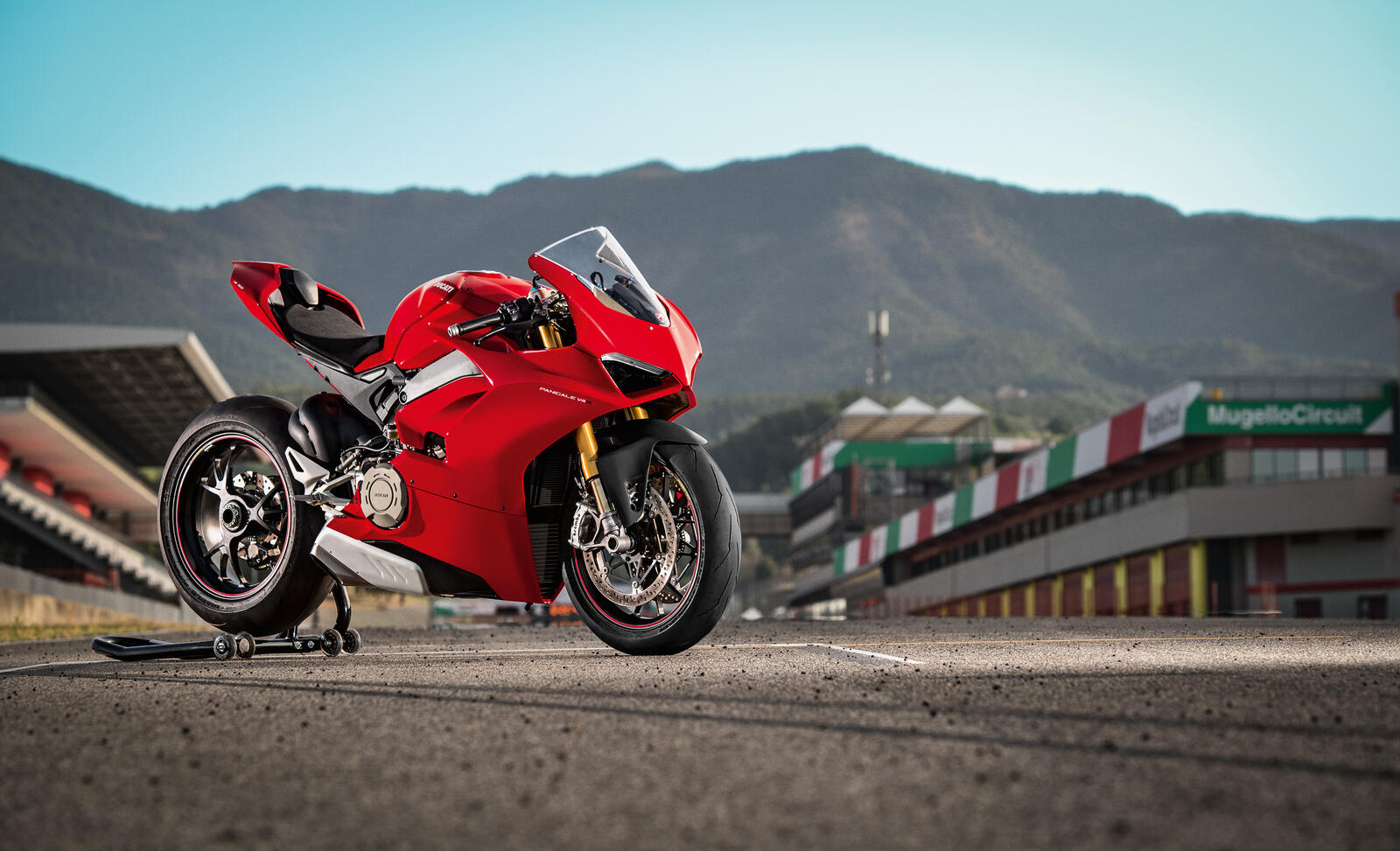Бесплатное фото Спортивный мотоцикл красного цвета Ducati Panigale 2018 года