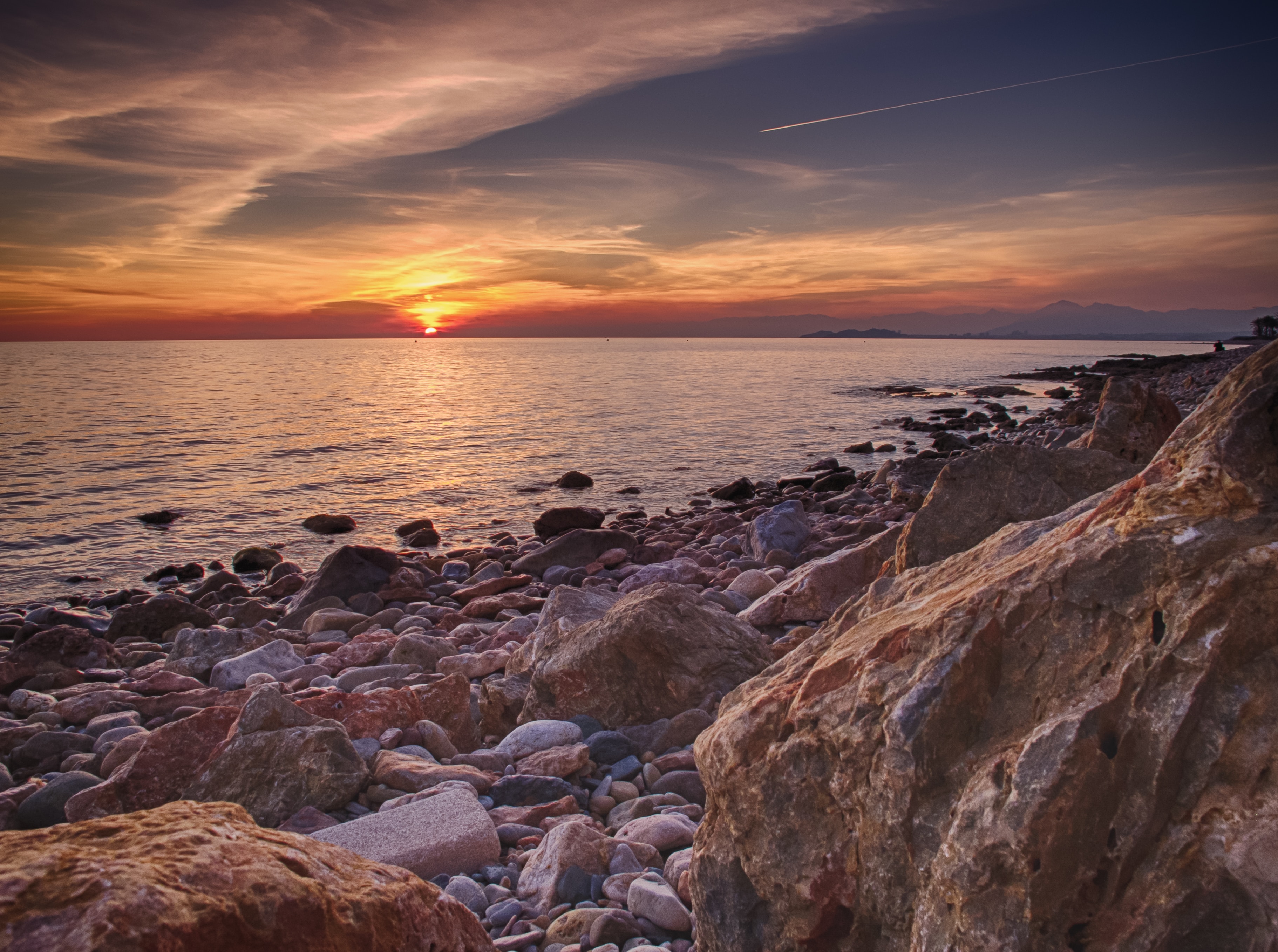 免费照片岩石岸边的夕阳
