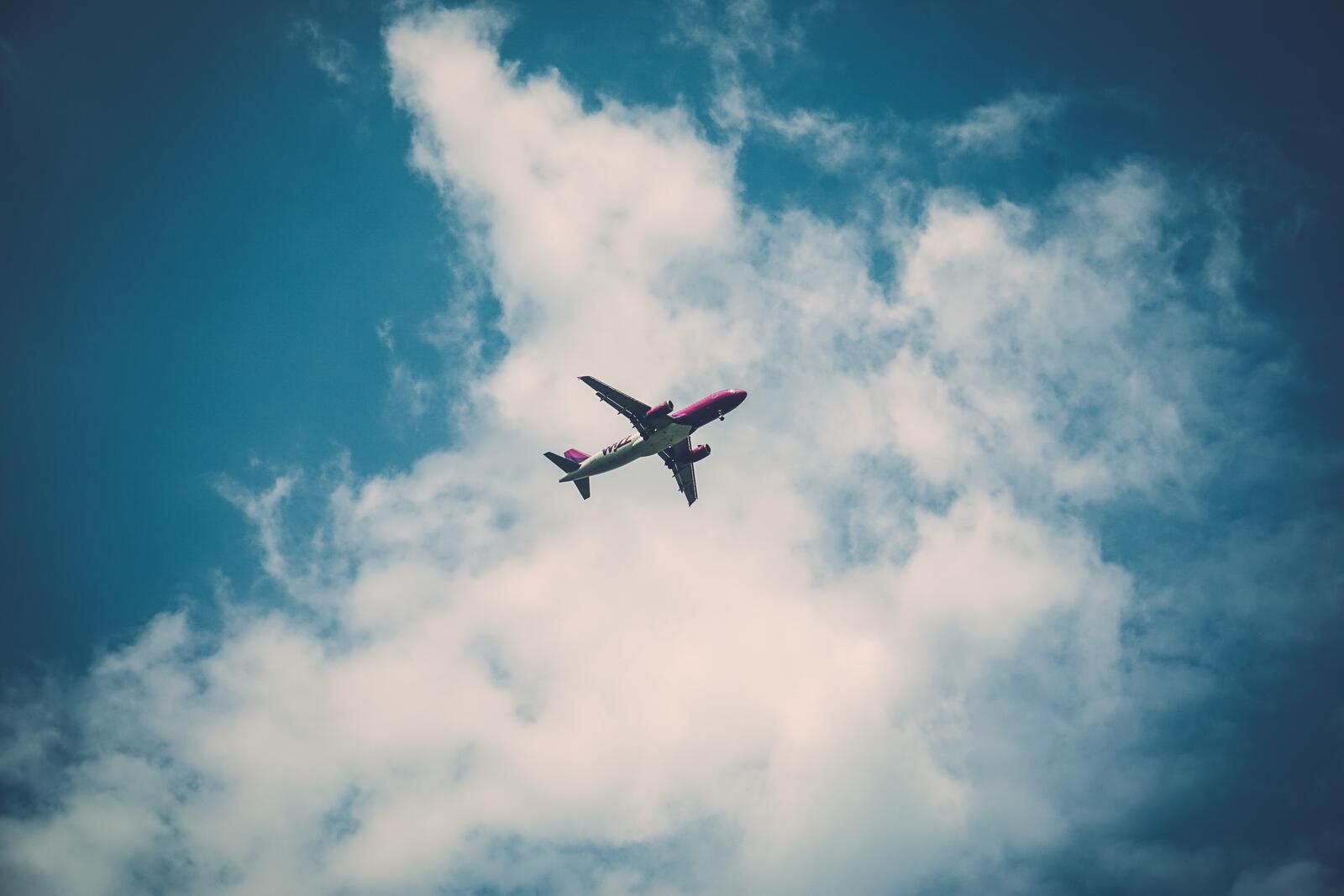Бесплатное фото Самолет пролетает над головой