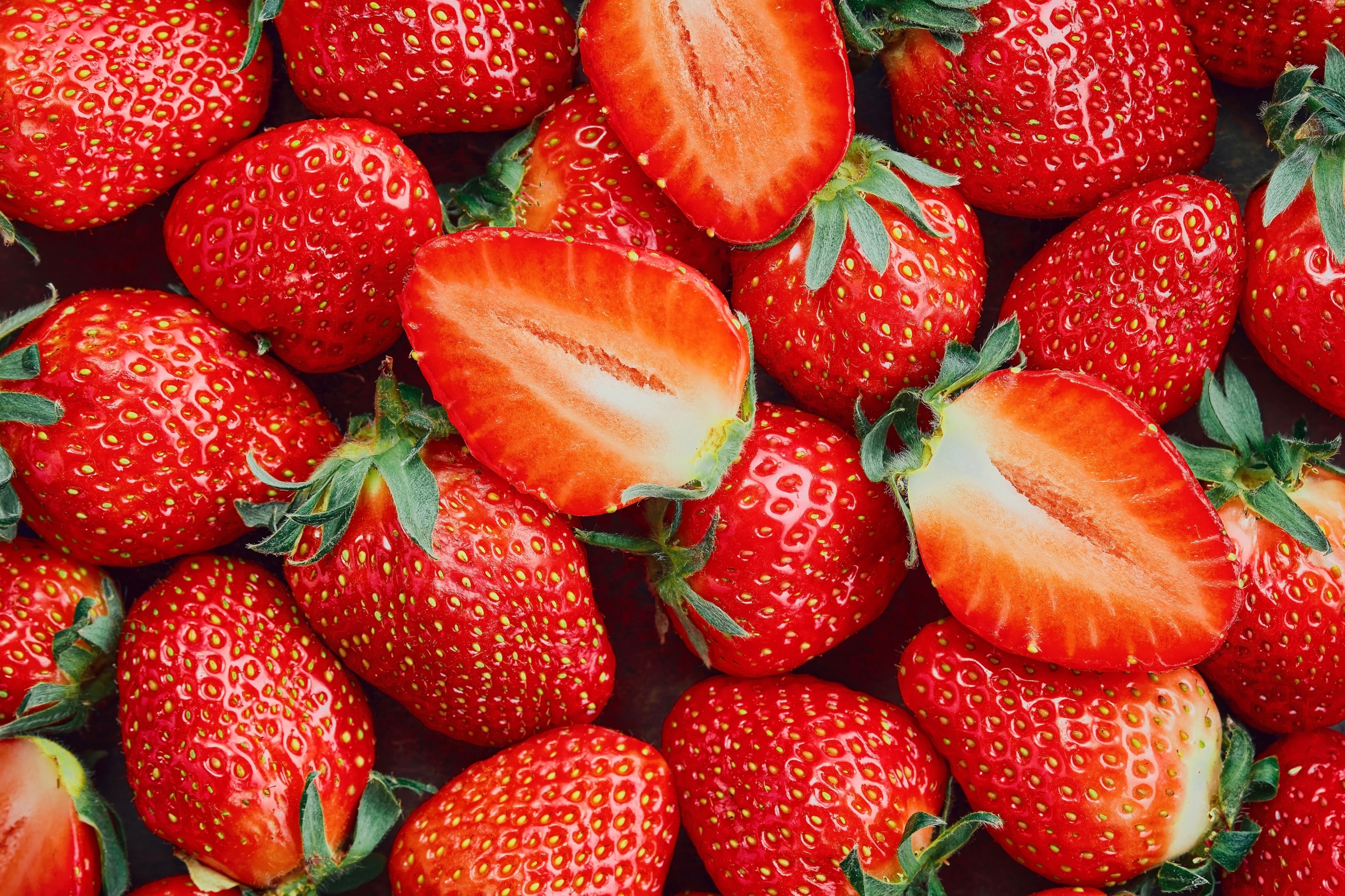 免费照片成熟的红草莓在切口处